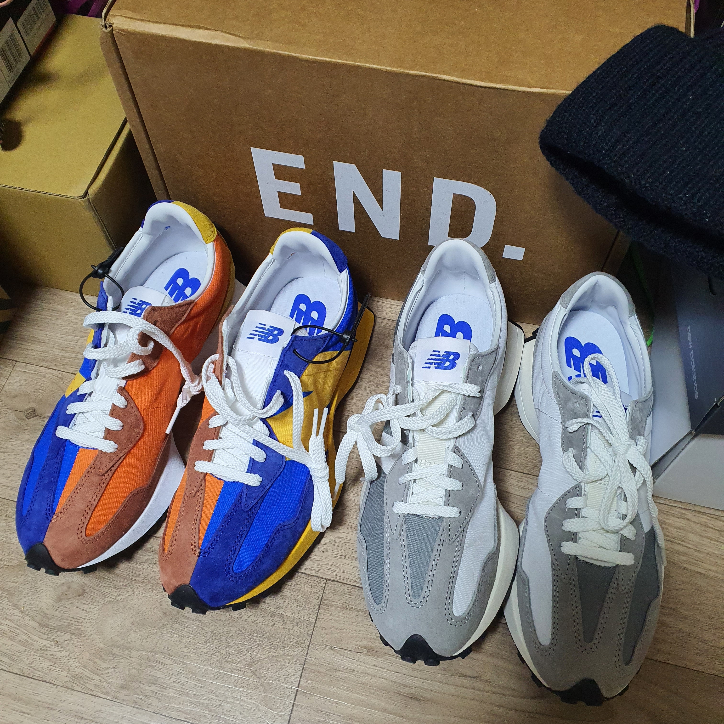 New Balance 327 Grey, New Balance 327 Blue Orange 착용 스타일 - 2