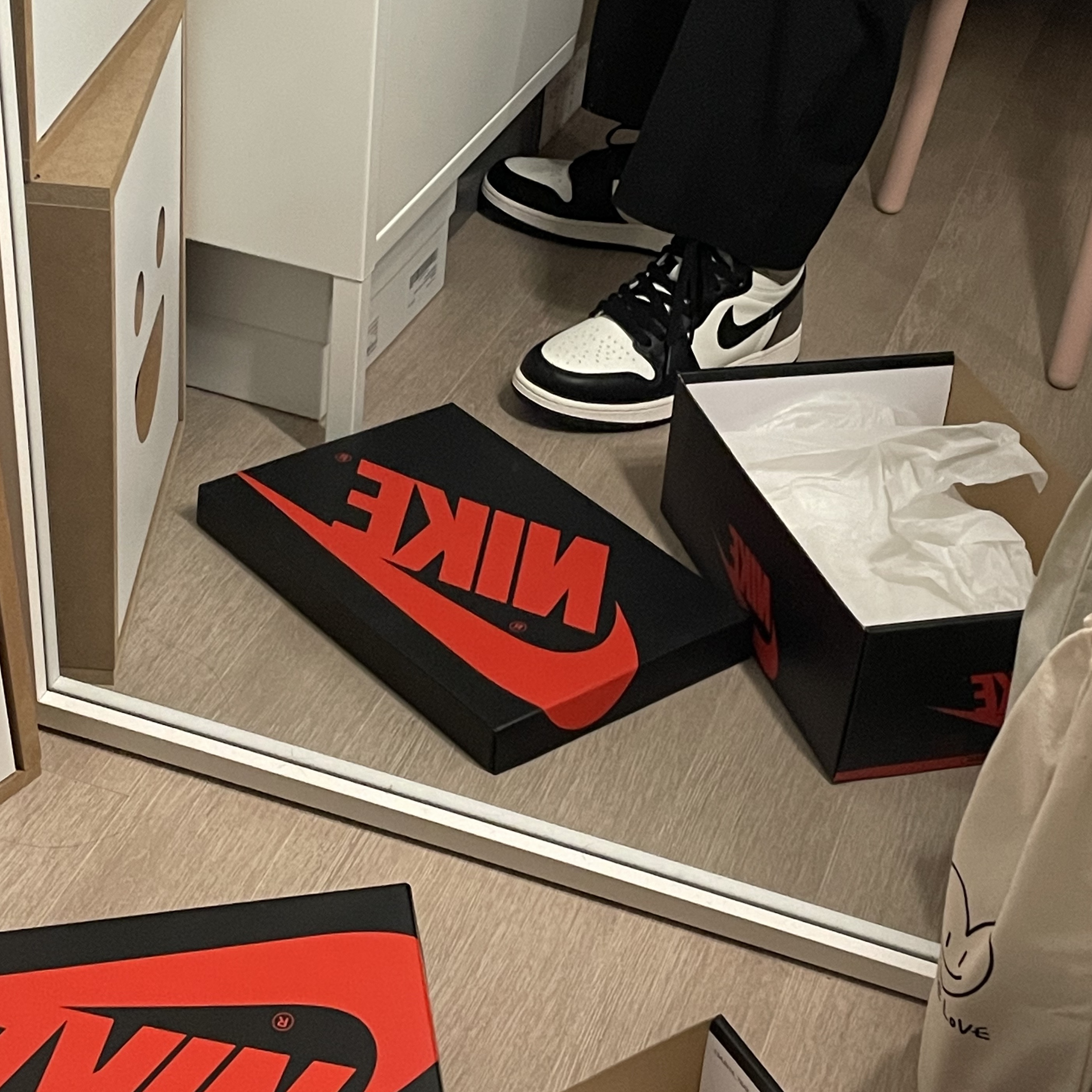 (GS) Jordan 1 Retro High OG Black Mocha 착용 스타일
