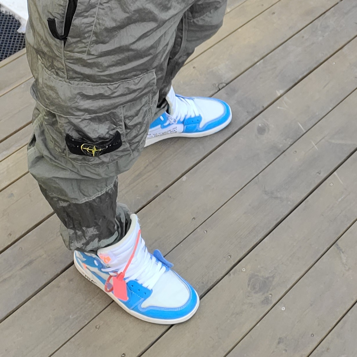 Jordan 1 x Off-White Retro High University Blue 착용 스타일 - 2