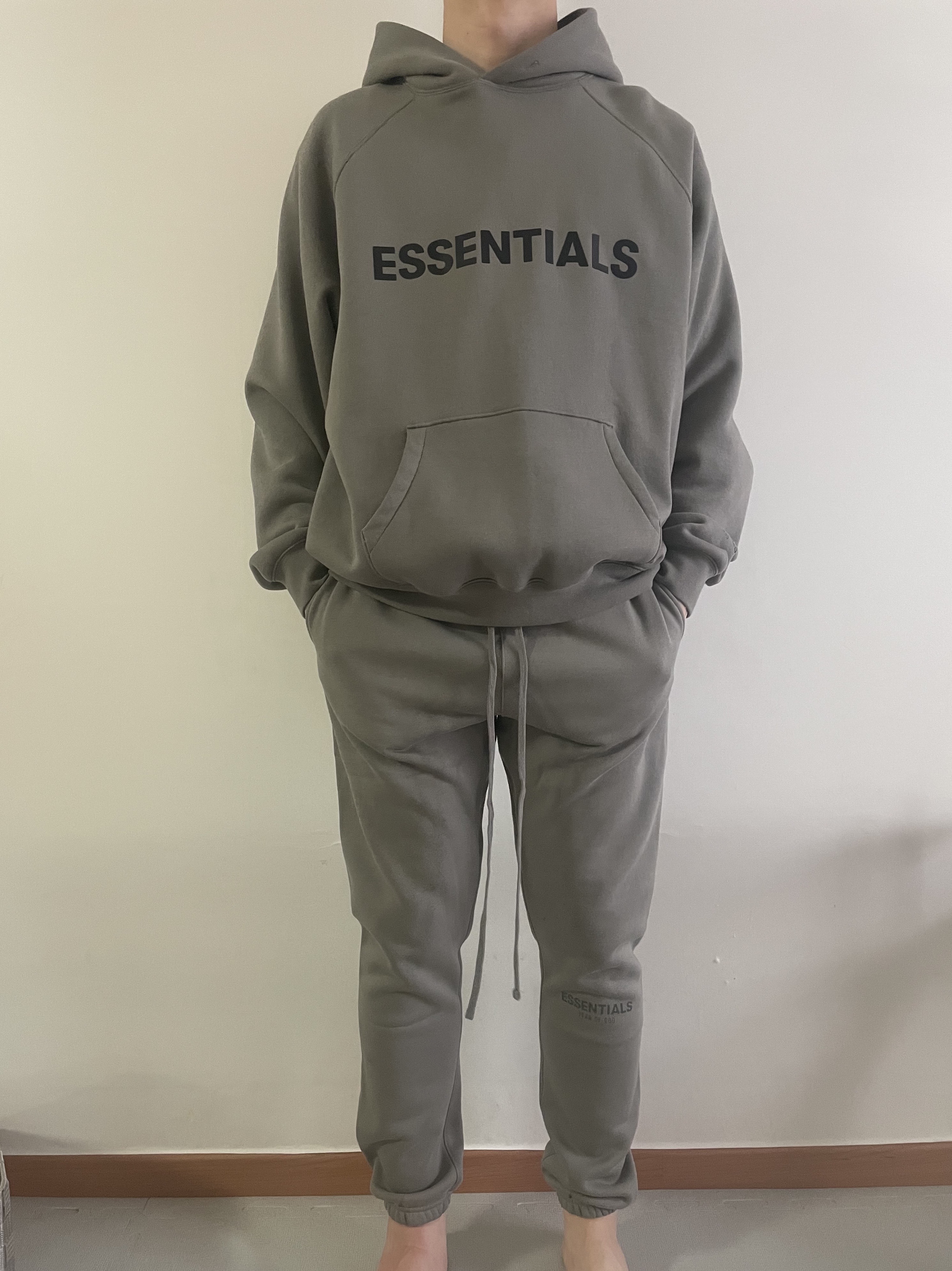 Essentials 3D Silicon Applique Pullover Hoodie Gray Flannel/Charcoal - 20SS, Essentials Sweatpants Cement - 20FW 착용 스타일
