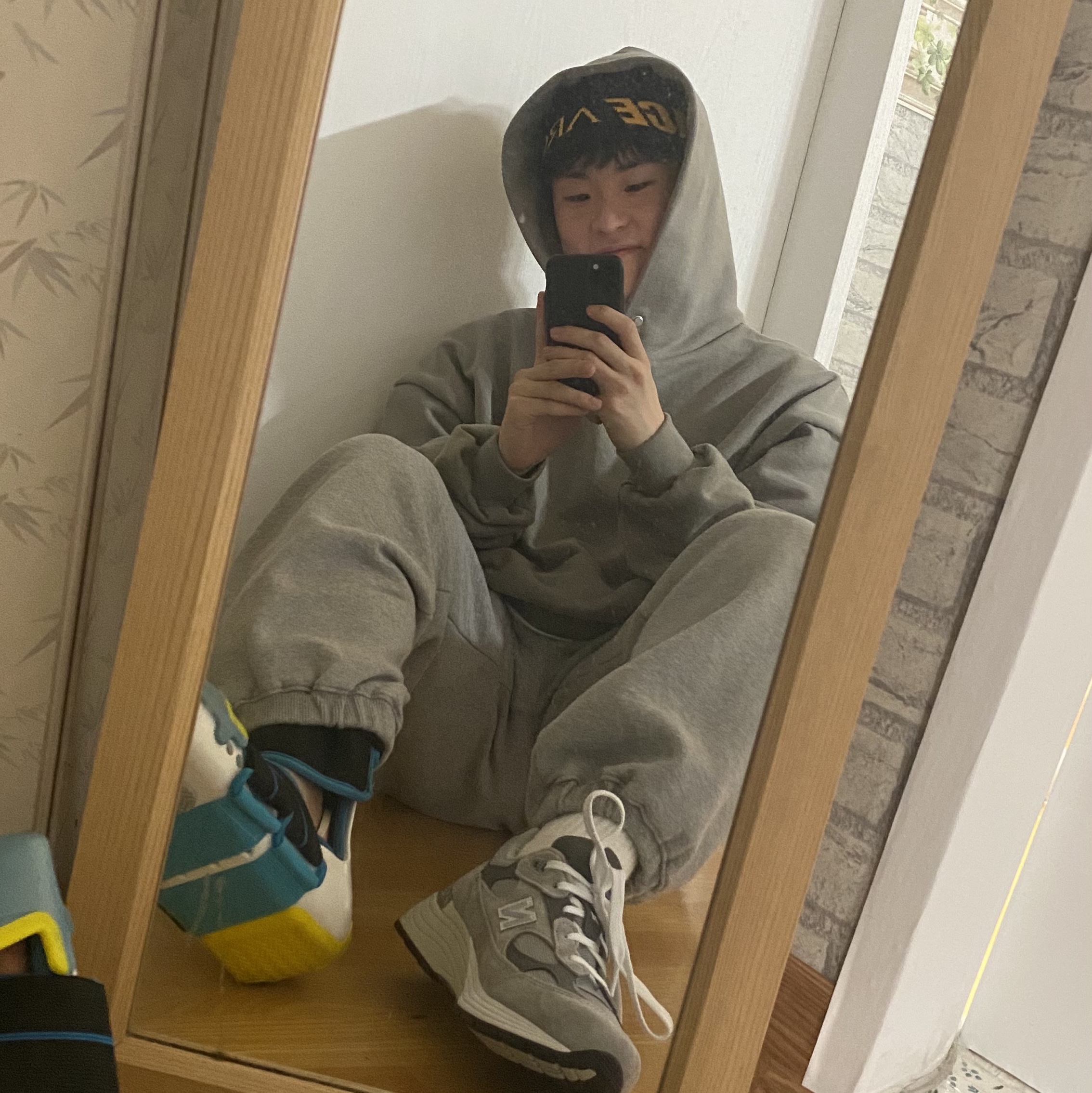 Palace x Arc'teryx Beanie Black - 20FW, New Balance 992 Made in USA Grey - D Standard 착용 스타일 - 2