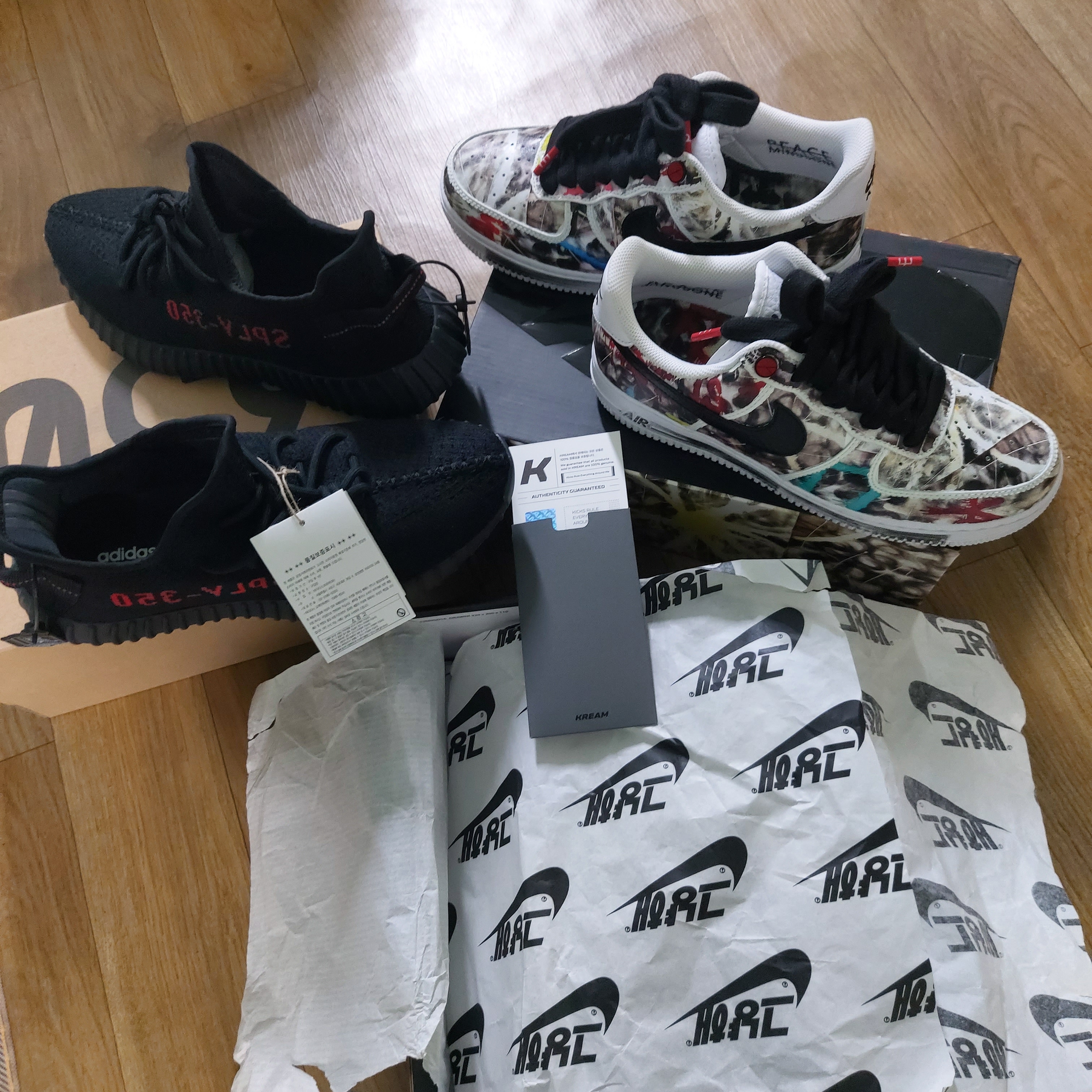 Adidas Yeezy Boost 350 V2 Black Red 2020, Nike x Peaceminusone Air Force 1 Low Para-Noise 2.0 착용 스타일