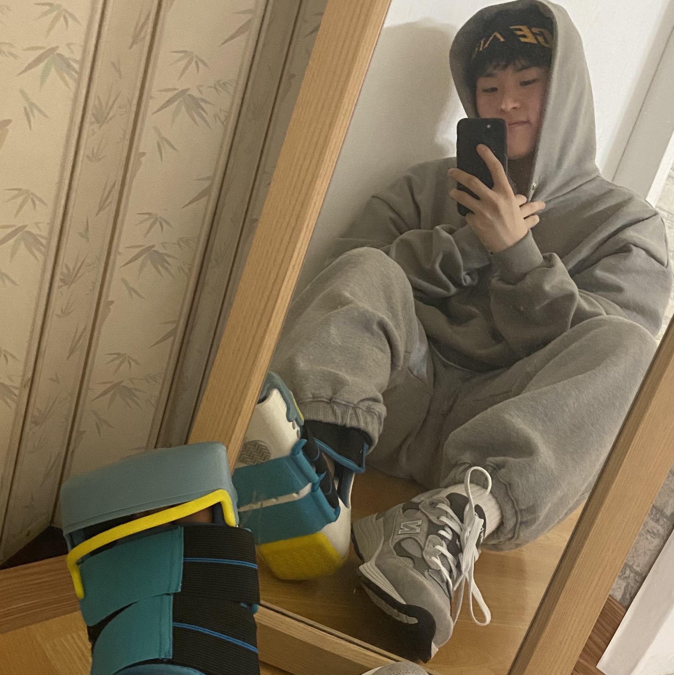 Palace x Arc'teryx Beanie Black - 20FW, New Balance 992 Made in USA Grey - D Standard 착용 스타일 - 1