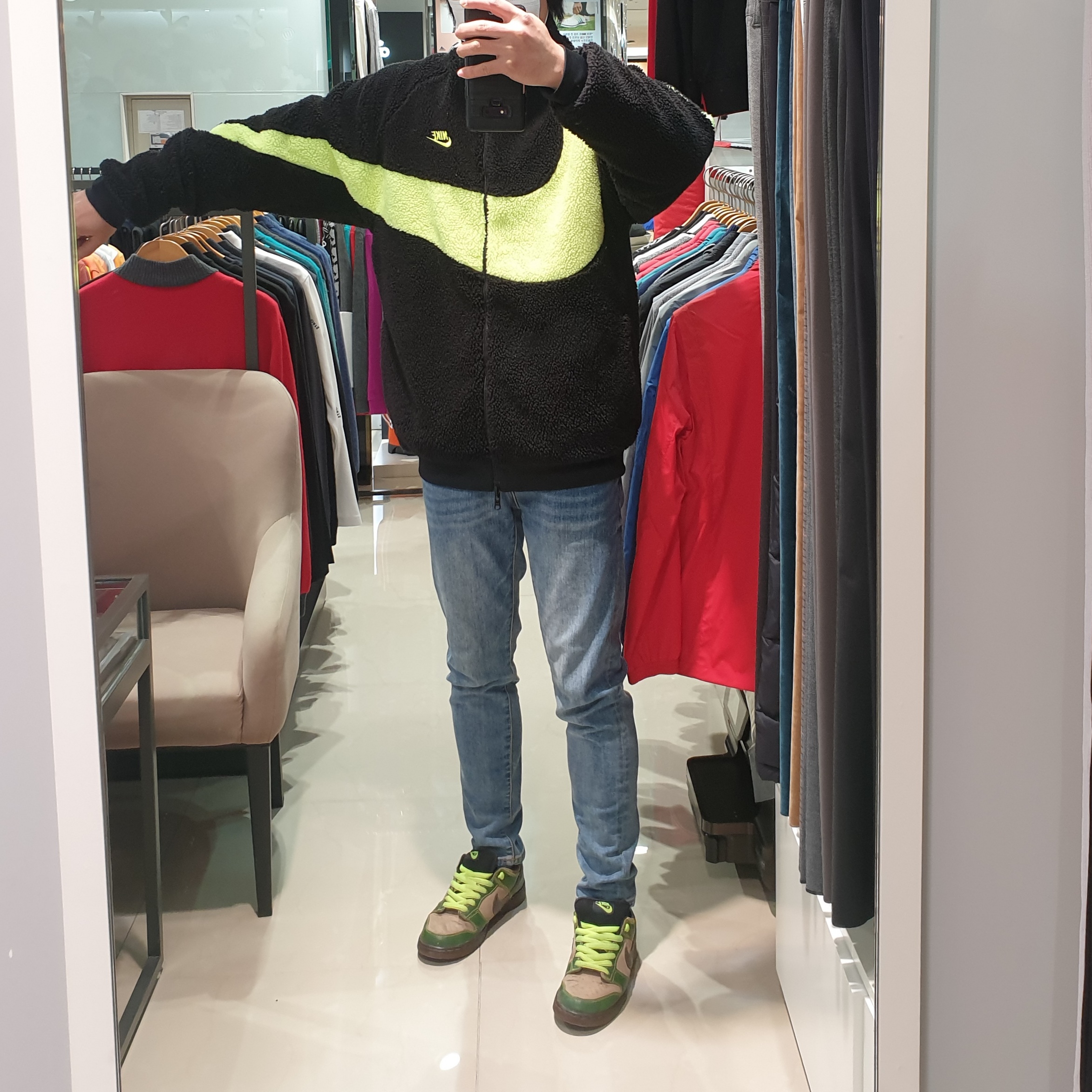 Nike Dunk Low Pro SB Jedi, Nike Big Swoosh Full Zip Jacket Black Volt 착용 스타일 - 2