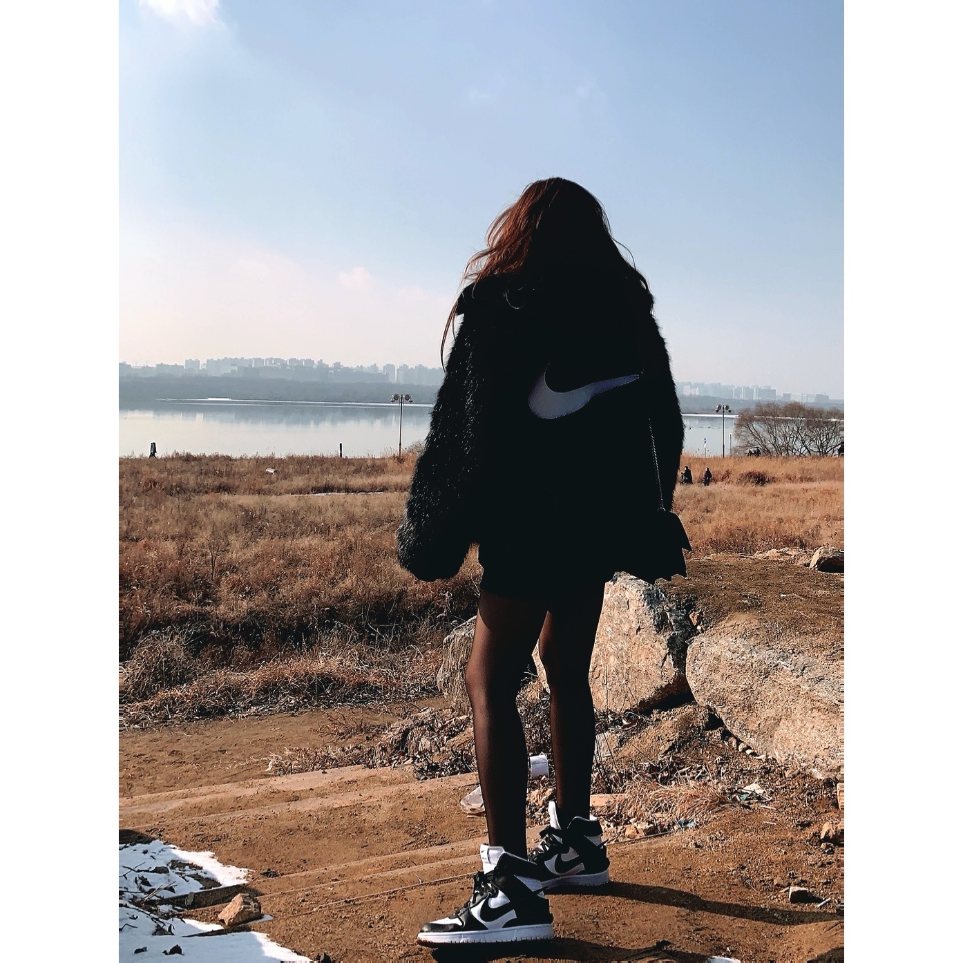 Nike x Ambush Dunk High Black, (W) Nike x Ambush Reversible Faux-Fur Coat Black 착용 스타일 - 2