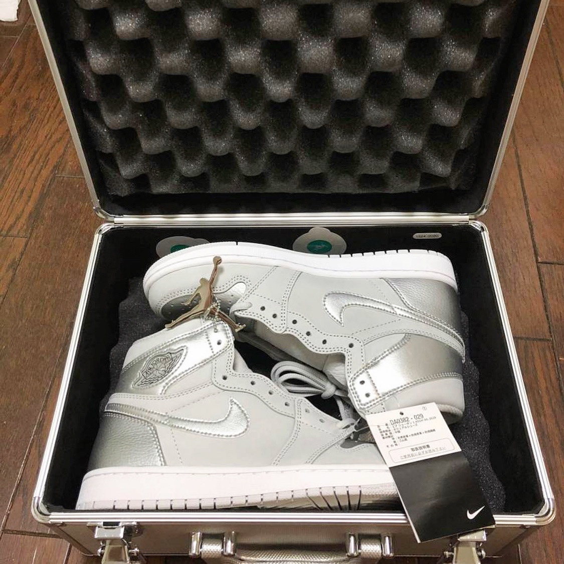 Jordan 1 Retro High OG CO.JP Neutral Grey (Suitcase Special Box) 착용 스타일