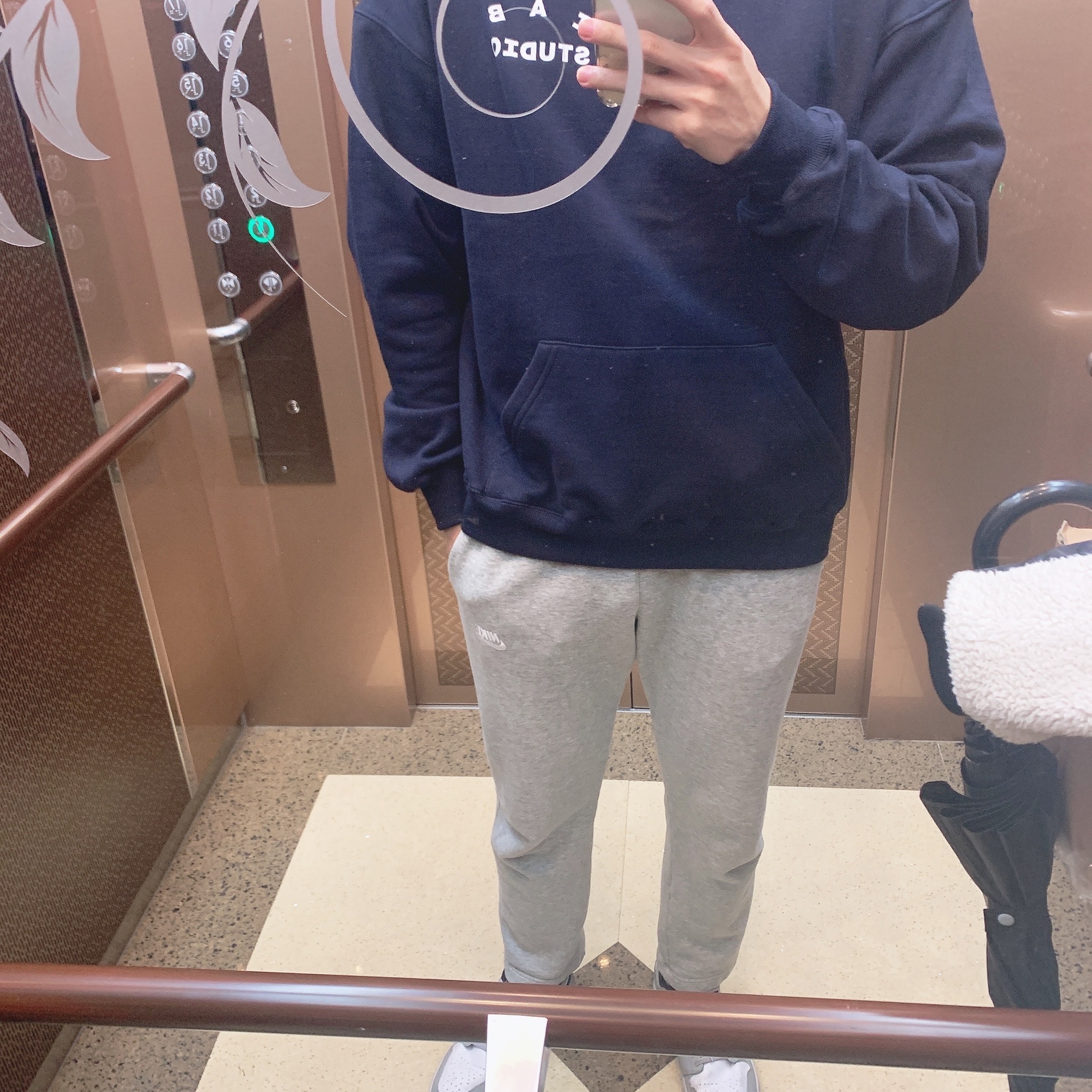 IAB Studio Hoodie Navy - 21SS 착용 스타일