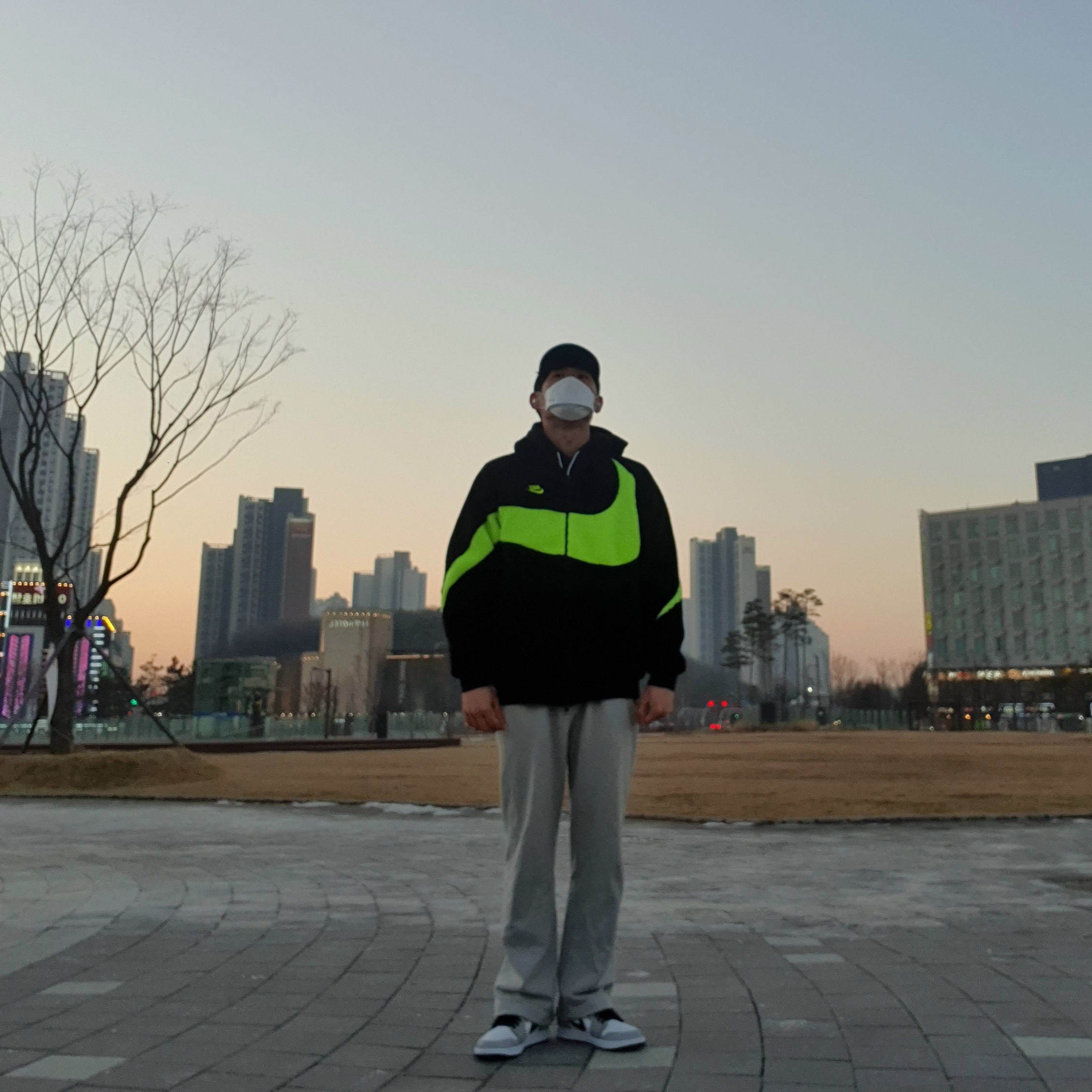 Jordan 1 Low Light Smoke Grey, Nike Big Swoosh Full Zip Jacket Black Volt 착용 스타일