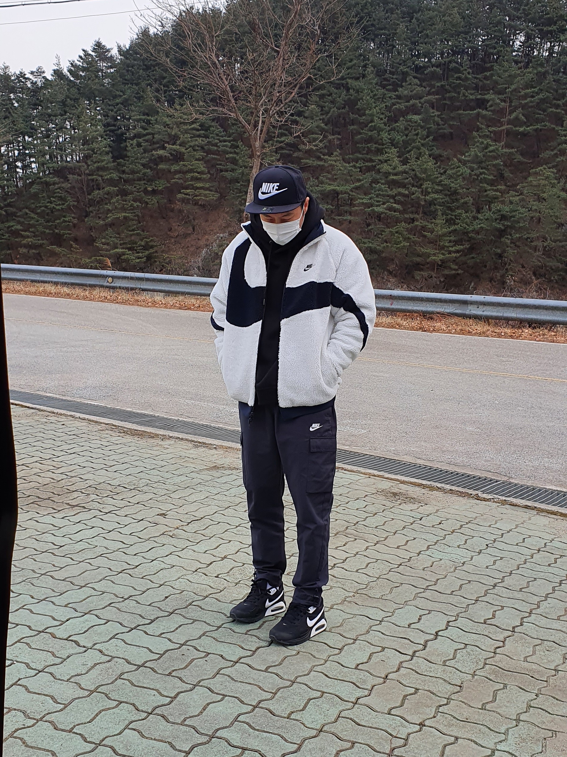 Nike Big Swoosh Full Zip Jacket White Navy 착용 스타일