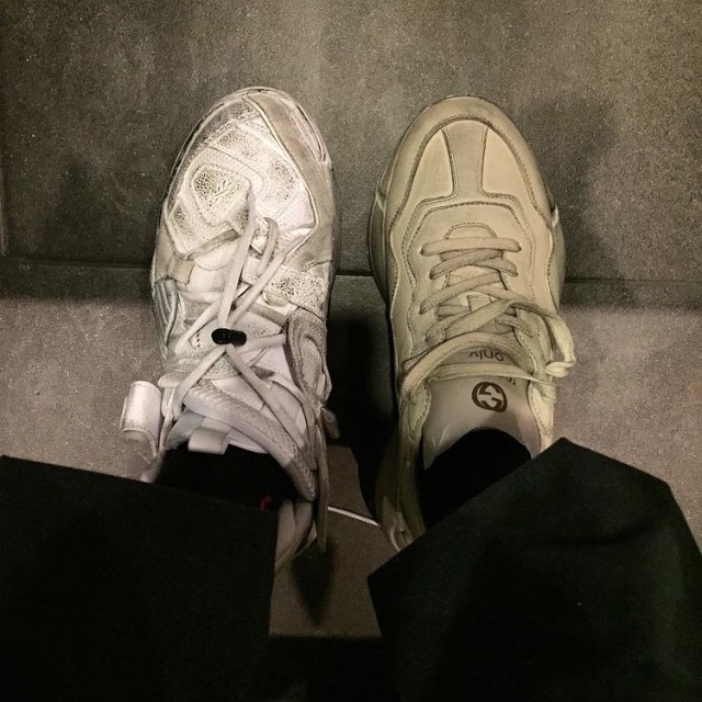 Gucci Rhyton Leather Sneakers Distressed Ivory, Reebok x Vetements Genetically Modified Pump Dirty White 착용 스타일