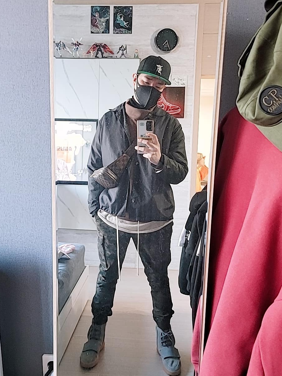 Adidas Yeezy Boost 750 Light Grey Glow In the Dark, Essentials Pull-Over Mockneck Sweatshirt Charcoal - 20SS 착용 스타일 - 1