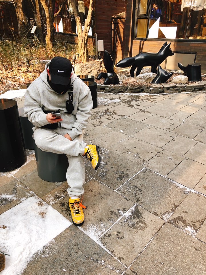 Nike x Off-White Air Rubber Dunk University Gold, Nike NRG Swoosh Logo Hoodie Grey Heather 착용 스타일 - 3