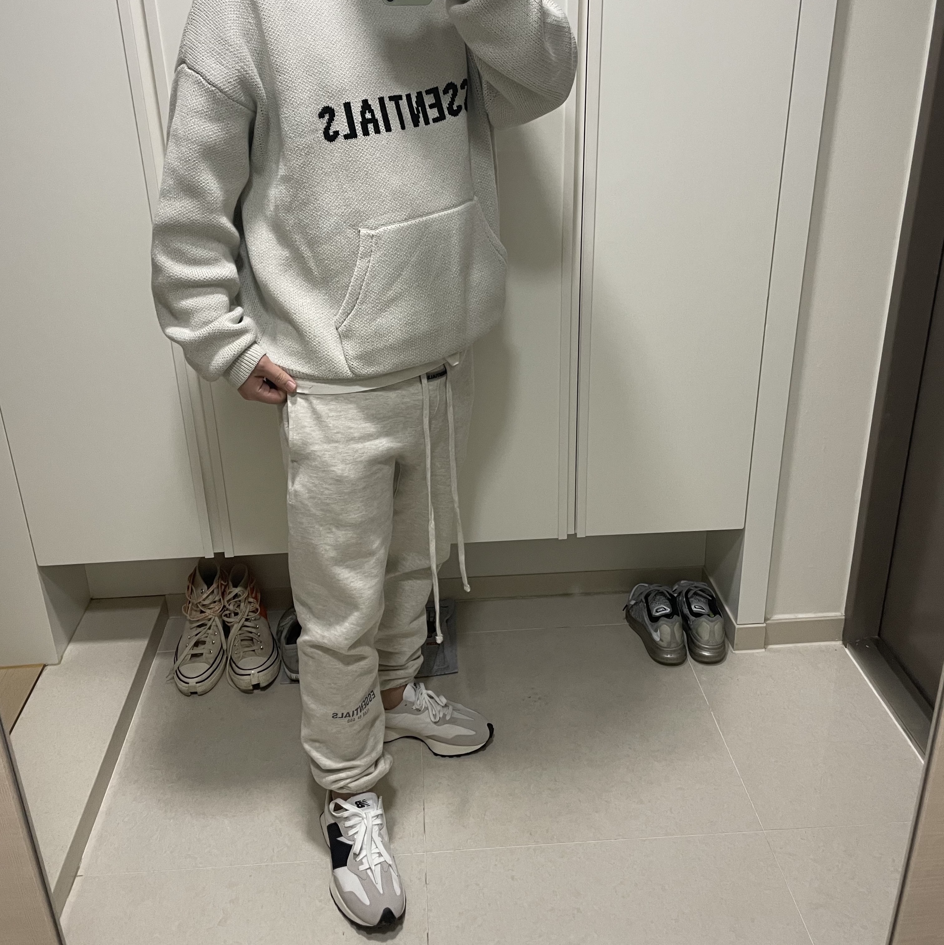 Essentials Knit Hoodie Oatmeal - 20FW, Essentials Sweatpants Oatmeal/Oatmeal Heather/Light Heather Oatmeal 2020 착용 스타일