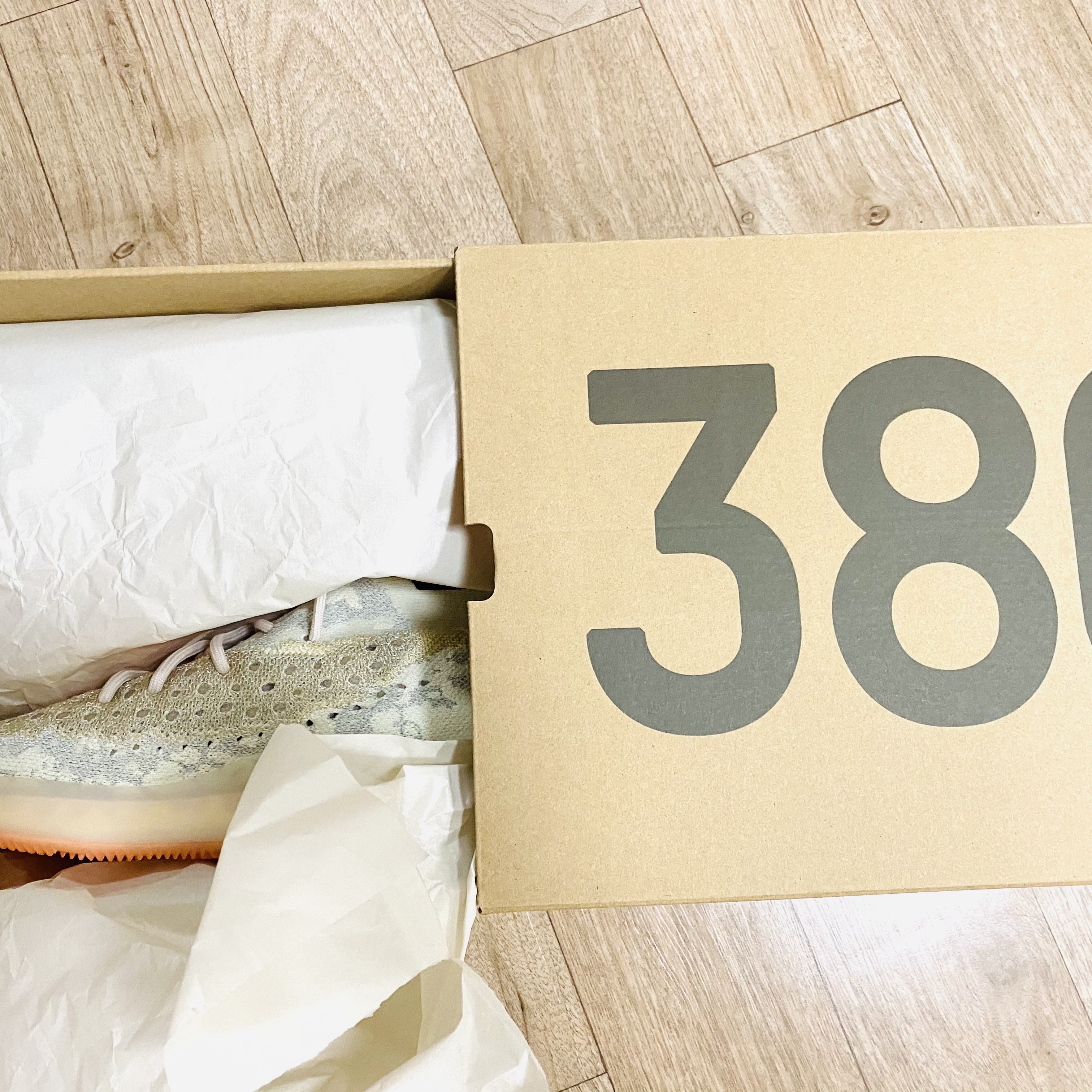 Adidas Yeezy Boost 380 Yecoraite - Reflective 착용 스타일