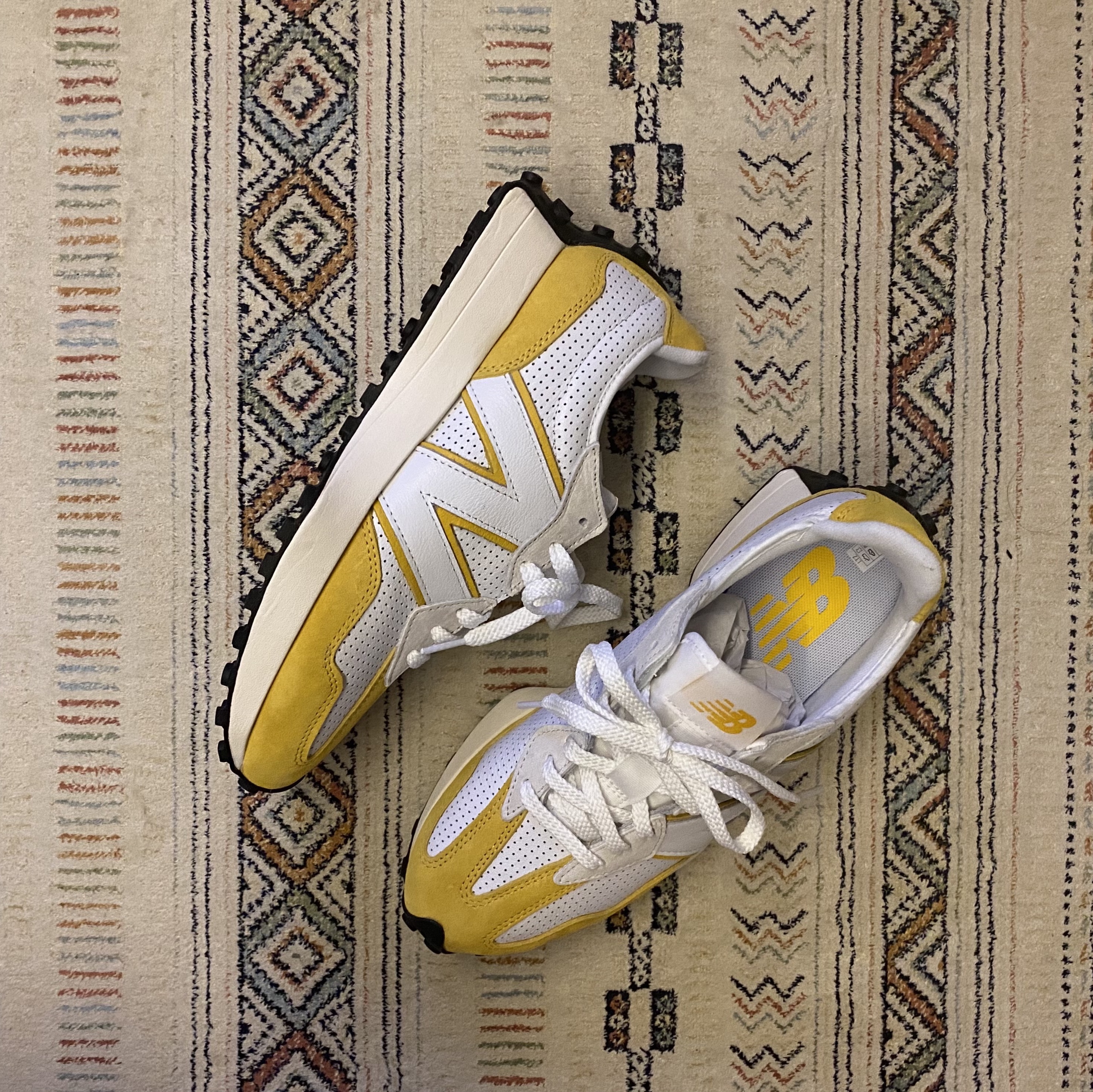 New Balance 327 Primary Pack Yellow 착용 스타일