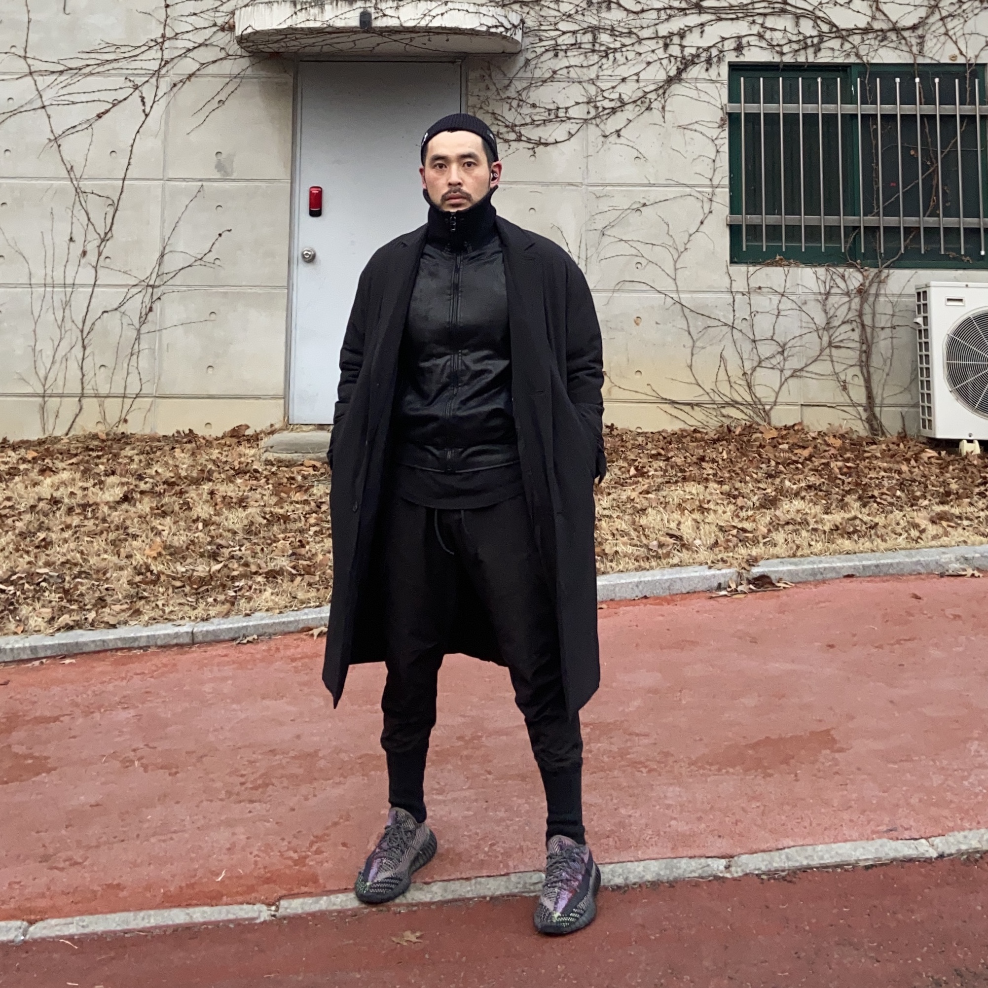 Adidas Yeezy Boost 350 V2 Yecheil - Non-Reflective 착용 스타일 - 2