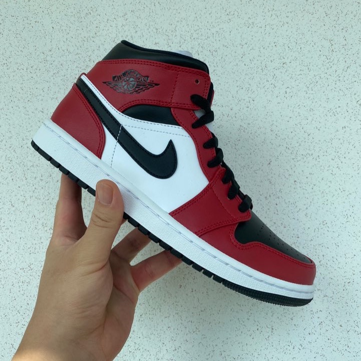 Jordan 1 Mid Chicago Black Toe 착용 스타일 - 1