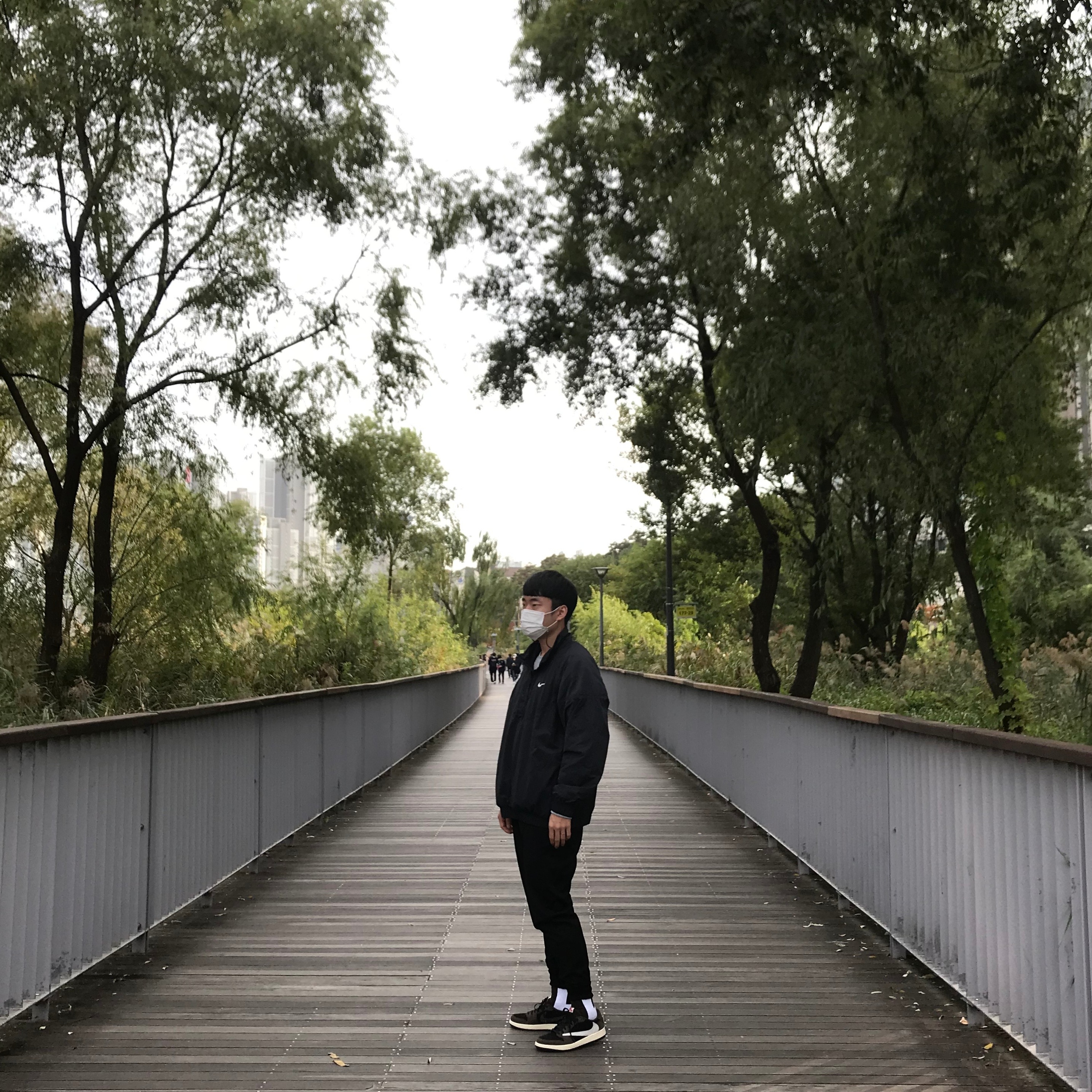 Jordan 1 x Travis Scott Retro Low OG SP Mocha, Nike x Stussy Windrunner Jacket Off Noir 착용 스타일