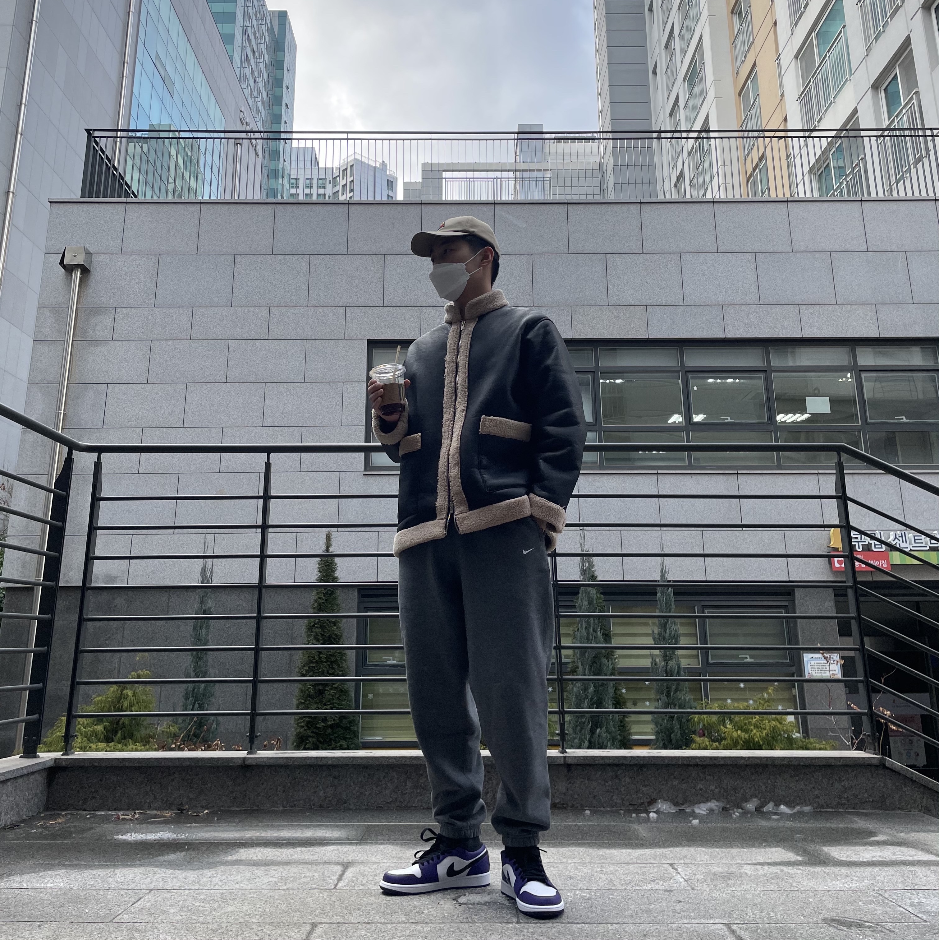 Jordan 1 Low Court Purple 2020, Nike M NRG Sweatpants Wash Charcoal Heather White 착용 스타일
