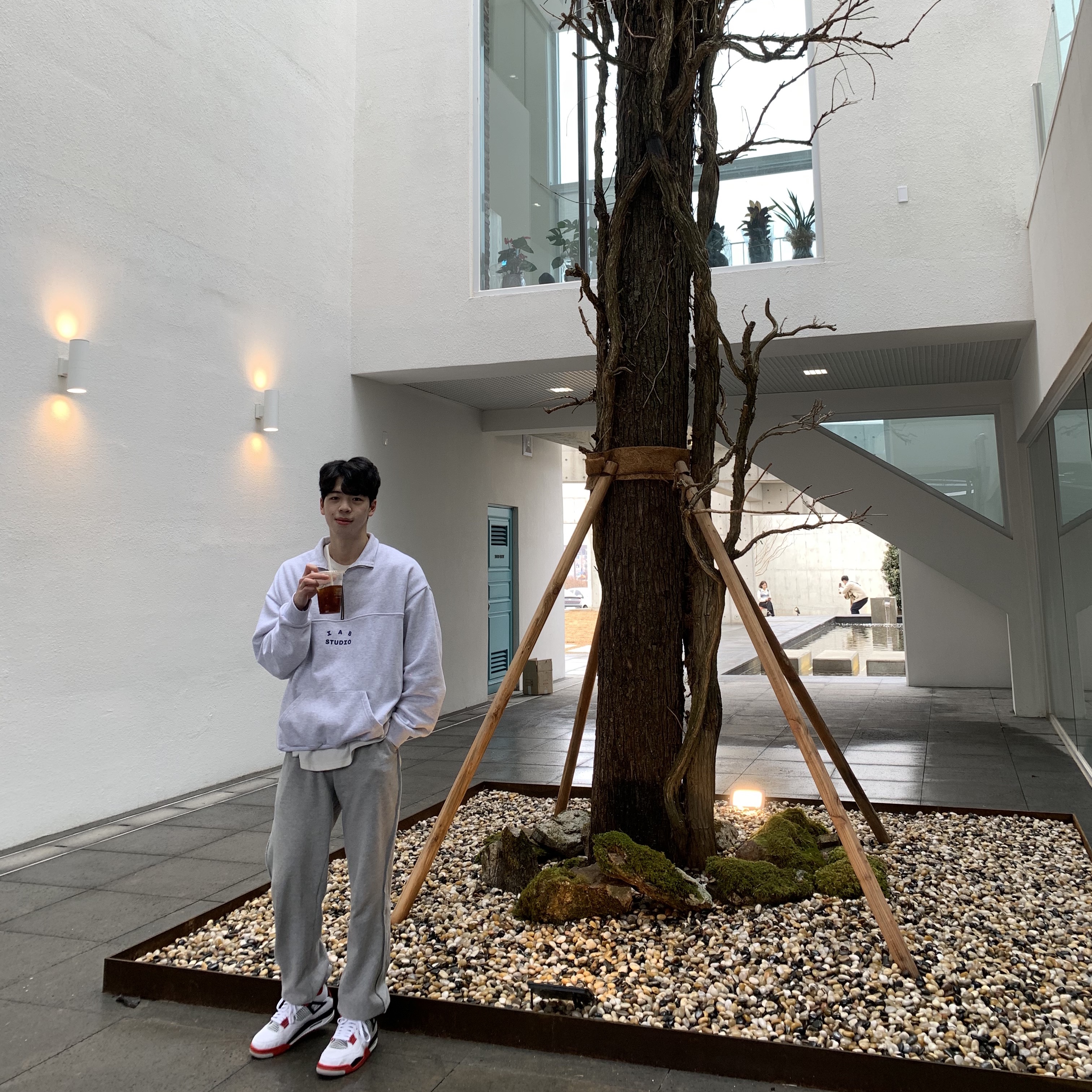 Jordan 4 Retro OG Fire Red 2020, IAB Studio Half Zip Pullover Light Gray 착용 스타일 - 1