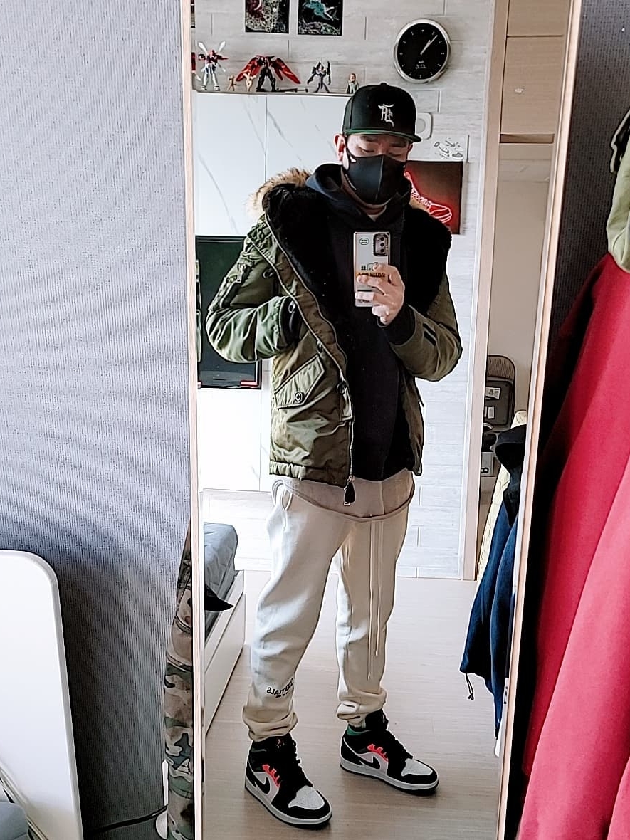 Essentials 3D Silicon Applique Pullover Hoodie Dark Slate/Black 2020, Essentials Sweatpants Buttercream 2020 착용 스타일 - 3