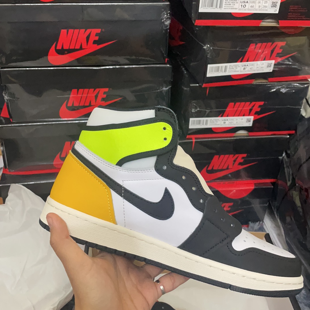 Jordan 1 Retro High OG Volt Gold 착용 스타일