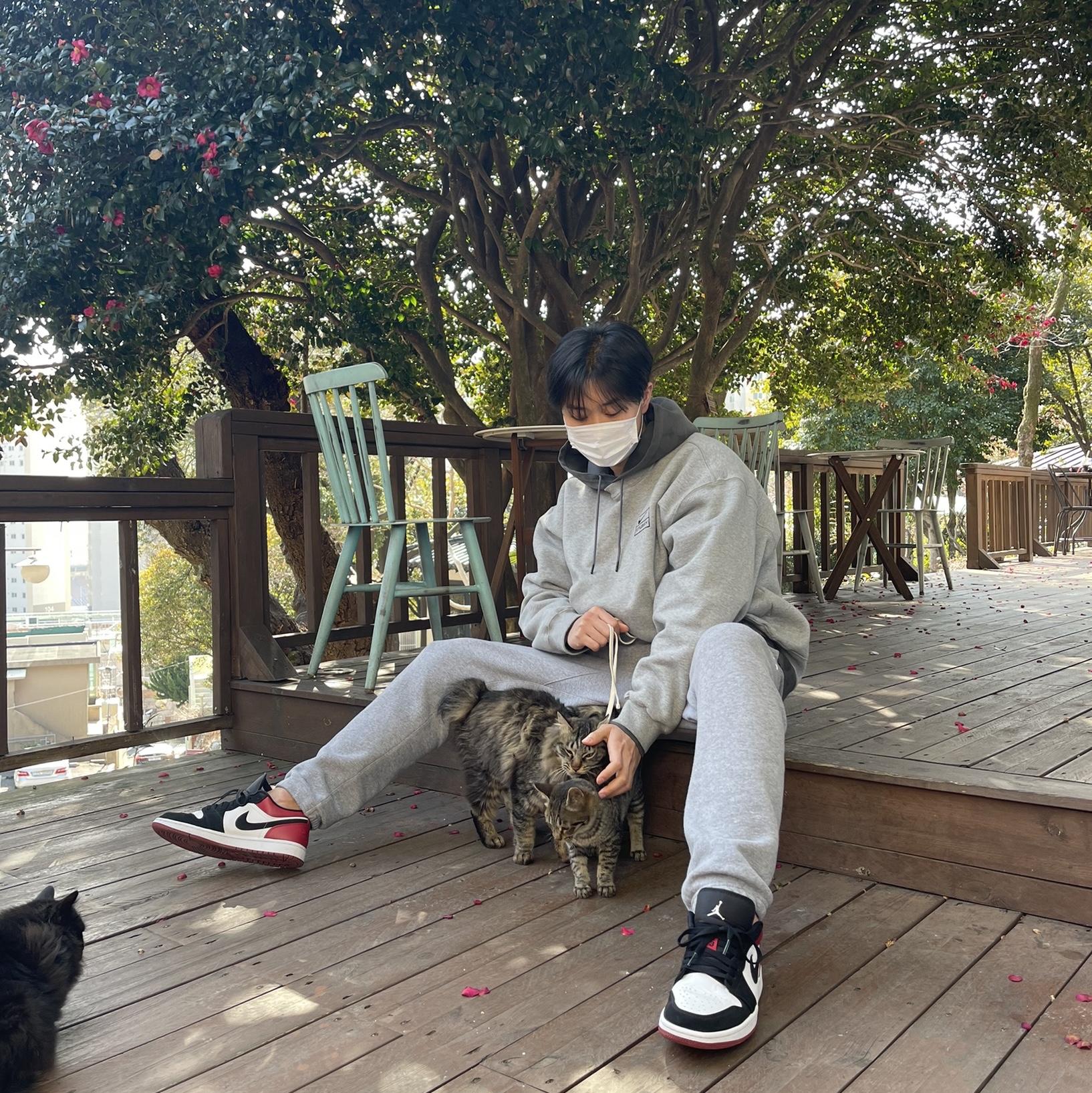 Jordan 1 Low Black Toe, Jordan x Travis Scott Washed Suede Hoodie Grey 착용 스타일