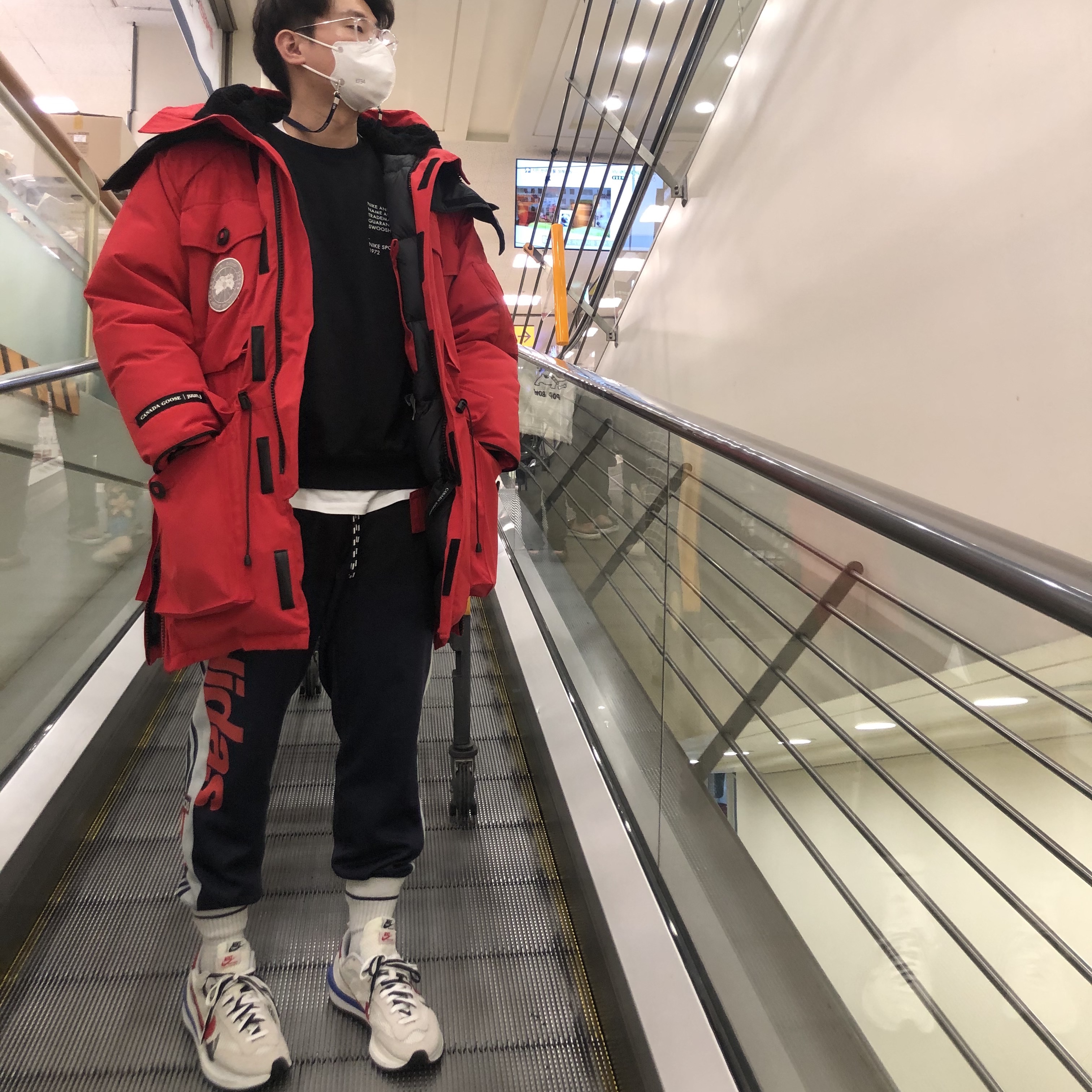 Nike x Sacai VaporWaffle Royal Fuchsia 착용 스타일 - 2