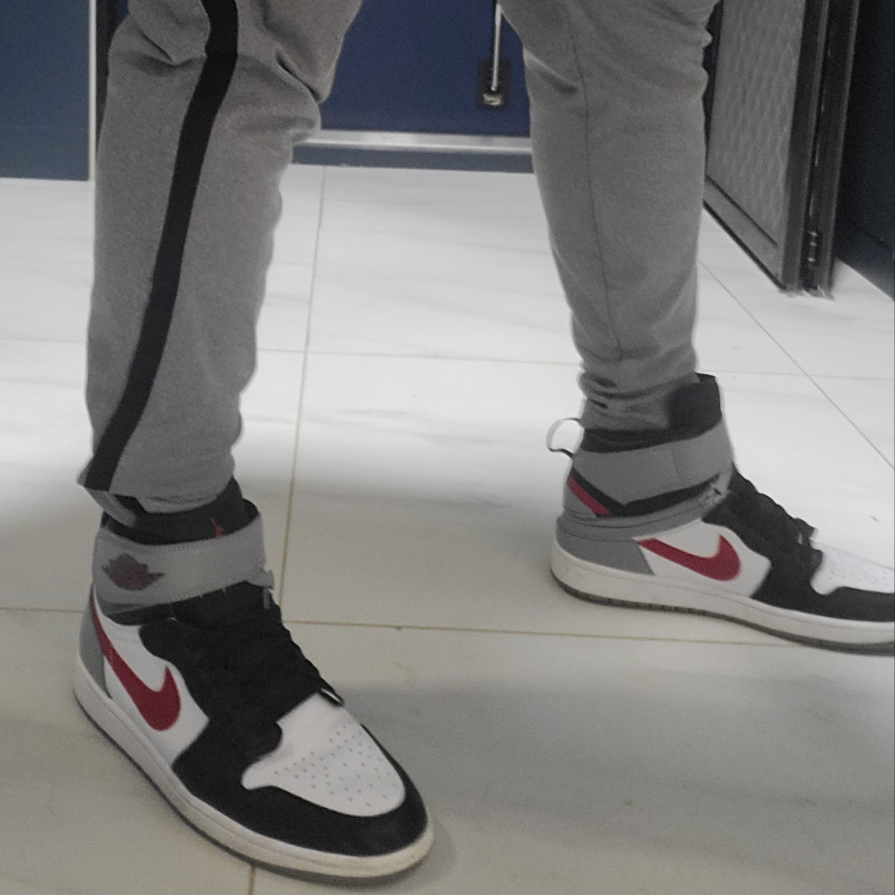 Jordan 1 High FlyEase Black Particle Grey Gym Red 착용 스타일
