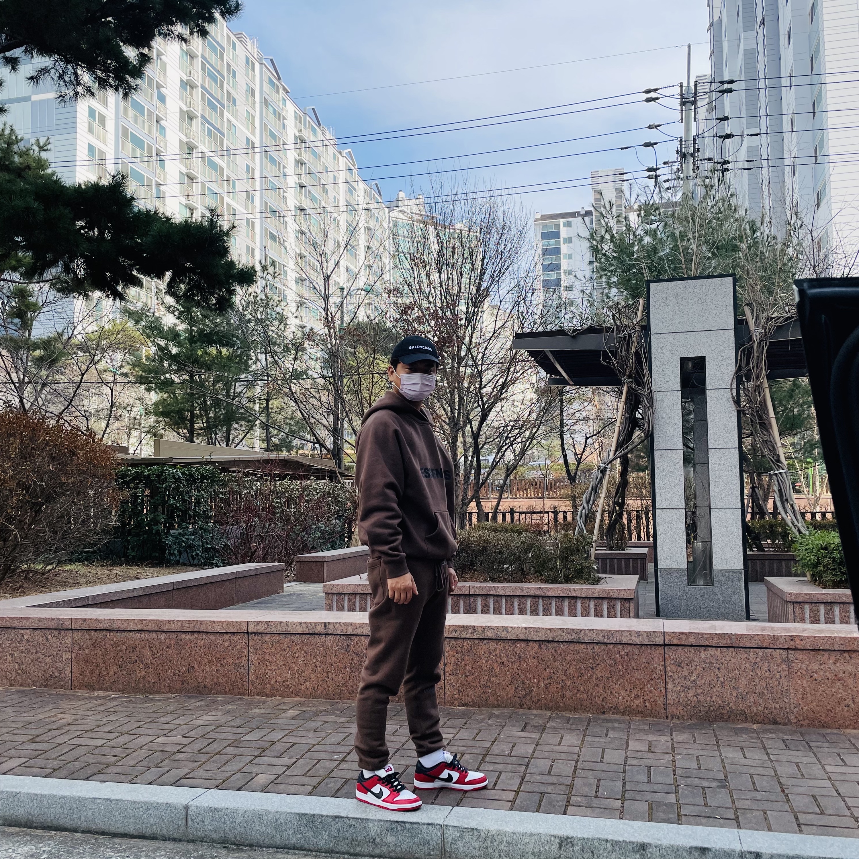 Nike SB Dunk Low Pro Chicago, Essentials Fleece Lounge Pants Brown/Rain Drum - Ssense Exclusive 착용 스타일 - 1