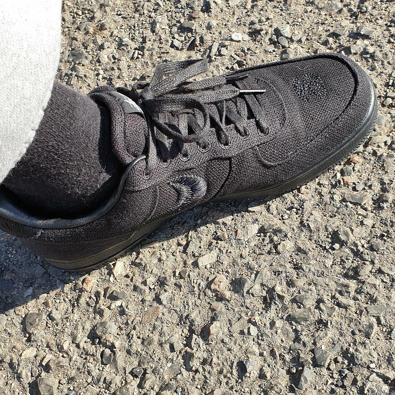 Nike x Stussy Air Force 1 Low Triple Black 착용 스타일 - 2