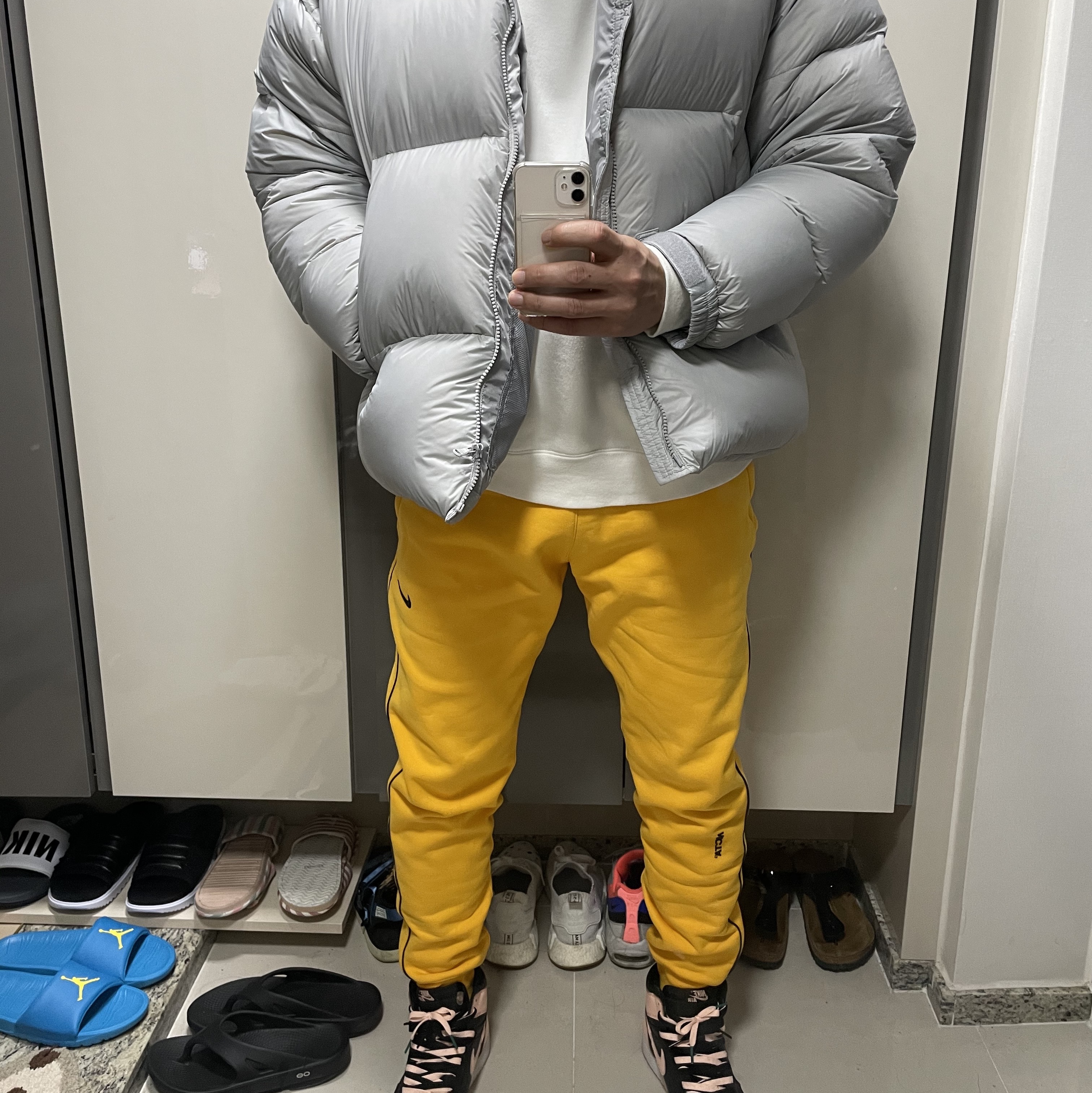 Nike x Drake Nocta Fleece Pants University Gold - US/EU, Jordan 1 Retro High OG Crimson Tint 착용 스타일
