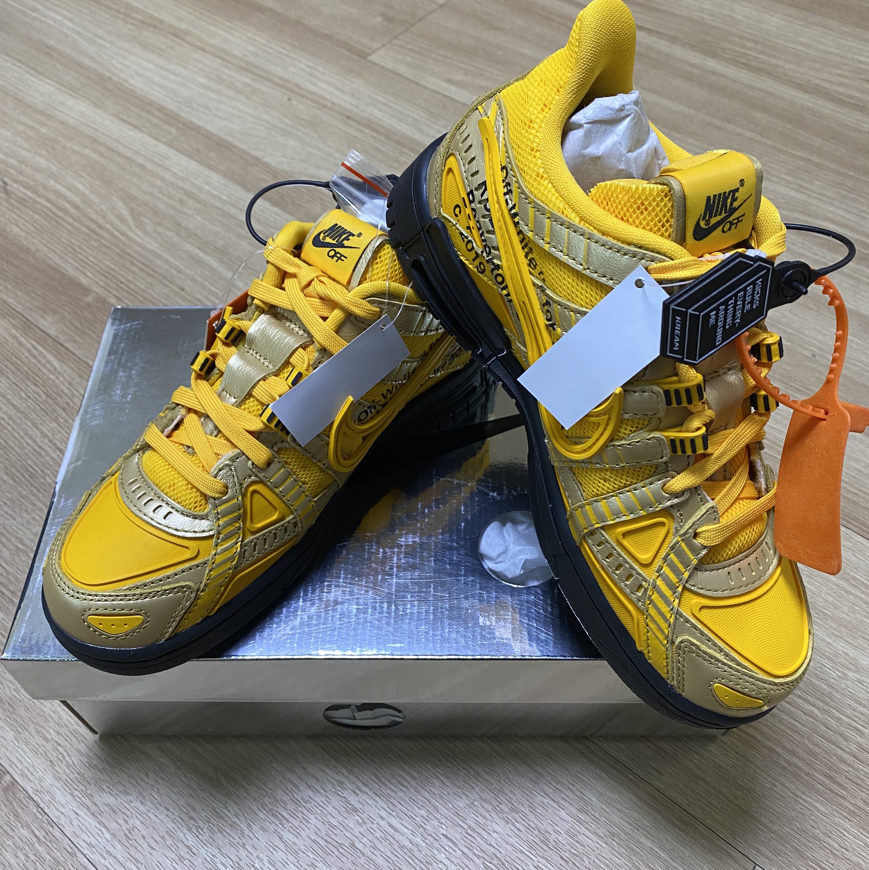 Nike x Off-White Air Rubber Dunk University Gold 착용 스타일
