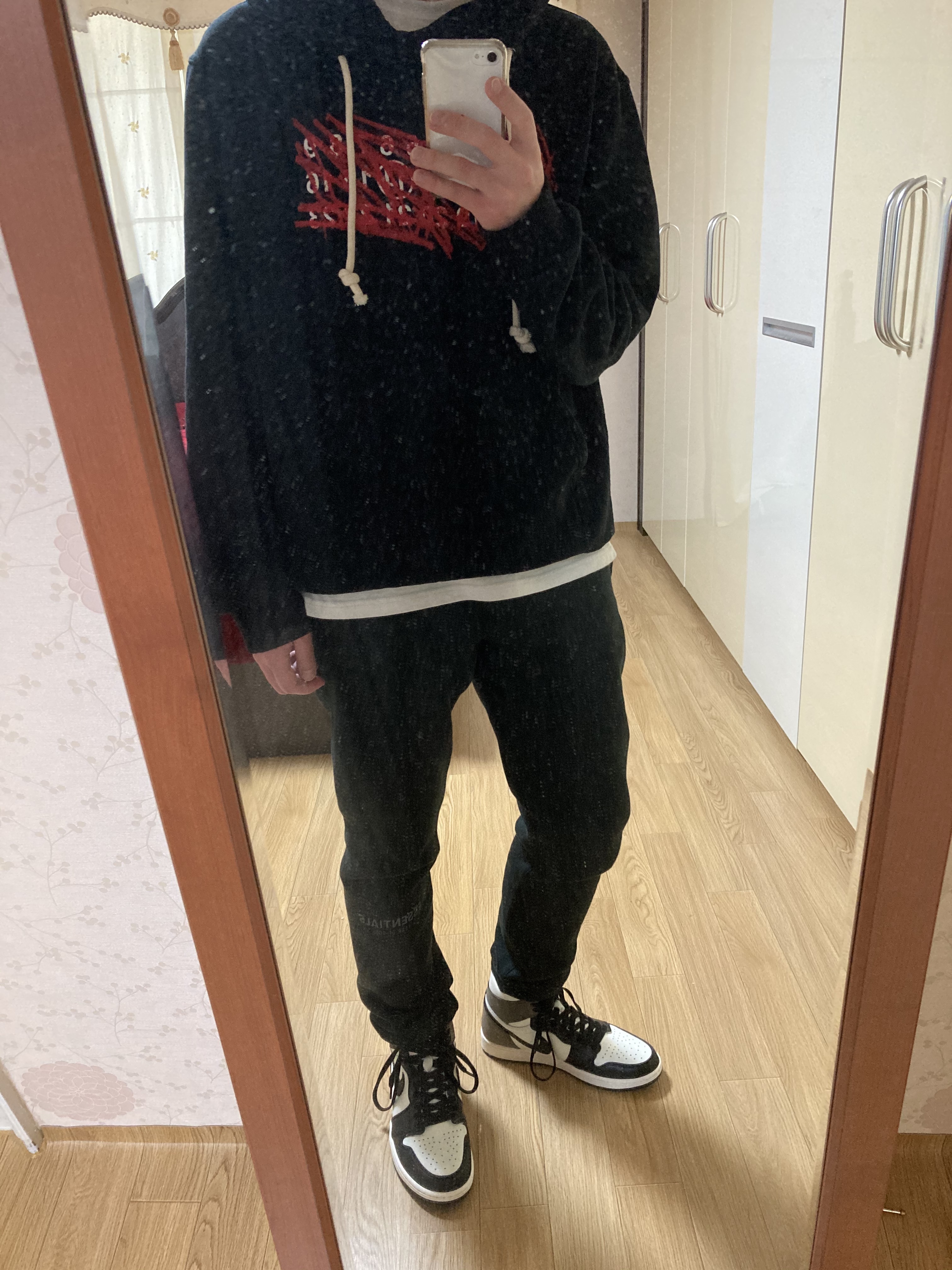 Jordan 1 Retro High OG Black Mocha, Essentials Sweatpants Dark Slate/Black 2020 착용 스타일