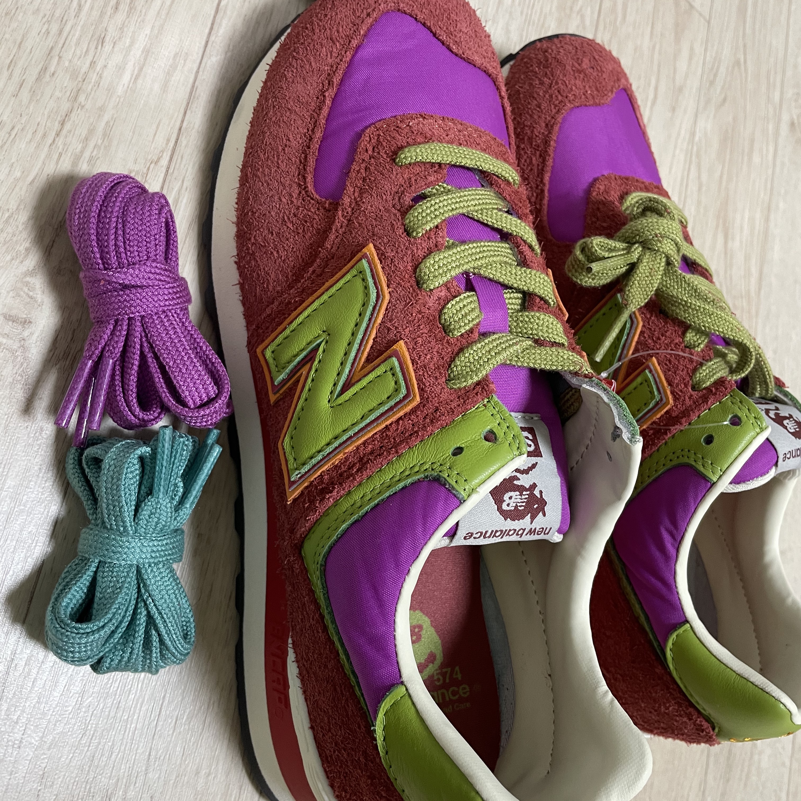 New Balance x Stray Rats 574 Red 착용 스타일 - 4