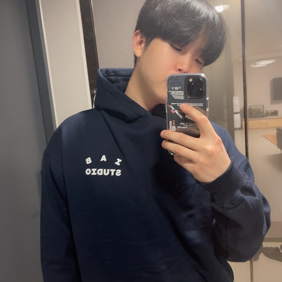 IAB Studio Hoodie Navy - 21SS 착용 스타일