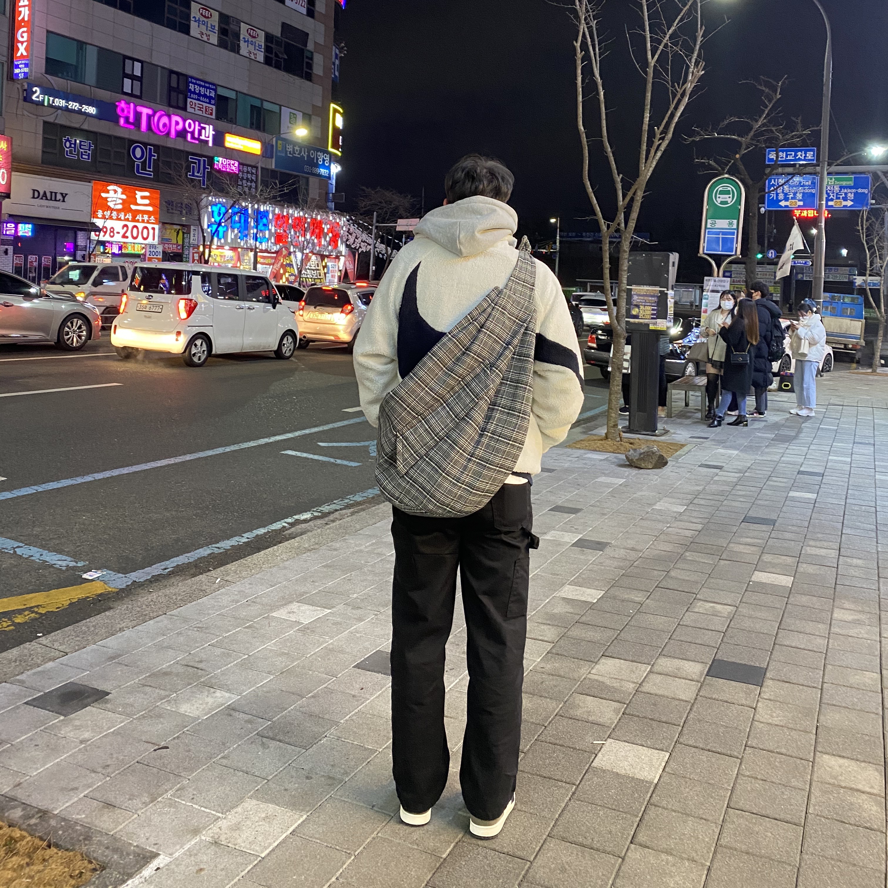Jordan 1 Retro High OG Black Mocha, Nike Big Swoosh Full Zip Jacket White Navy 착용 스타일