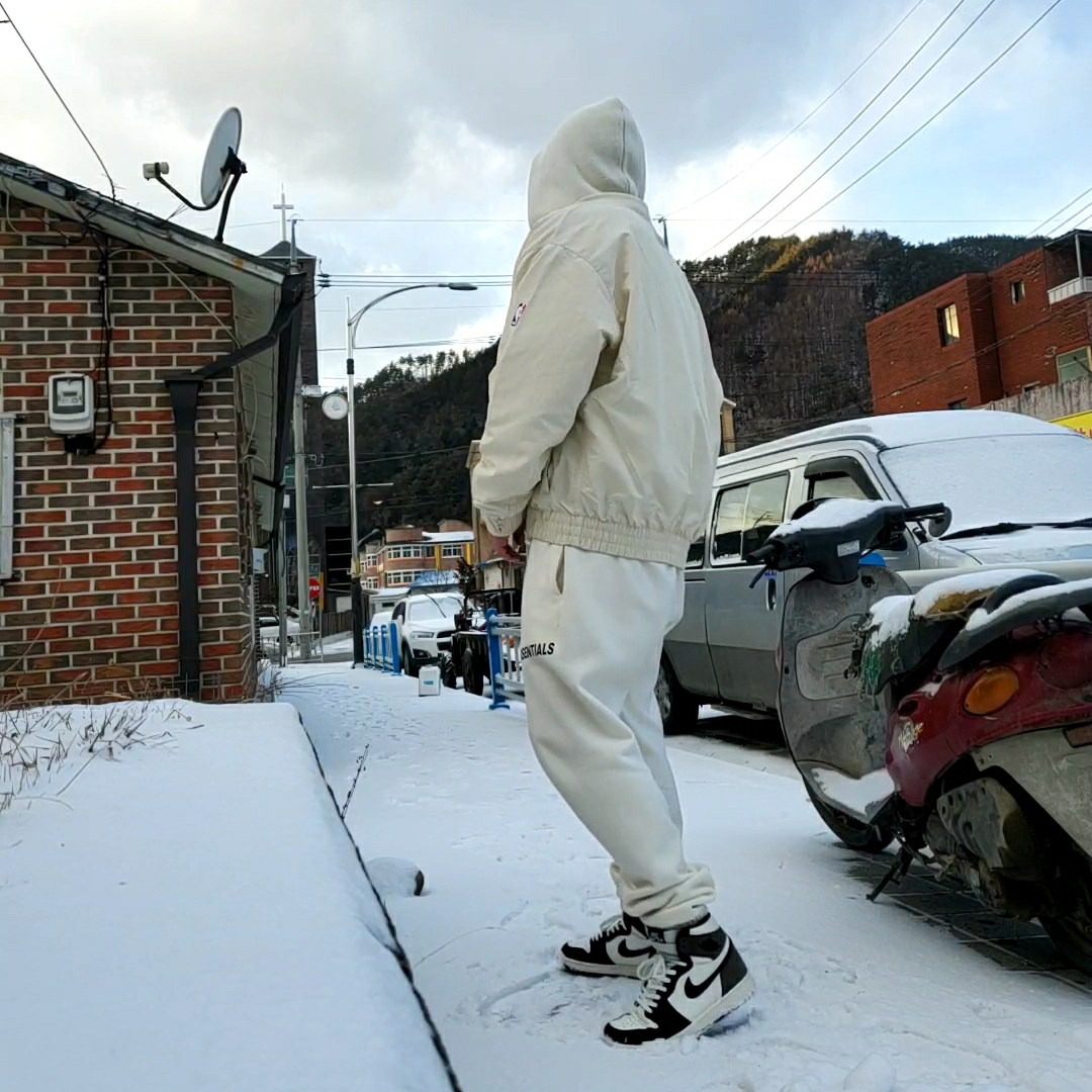 Essentials Knit Hoodie Cream - 20FW, Jordan 1 Retro High OG Black Mocha 착용 스타일 - 3
