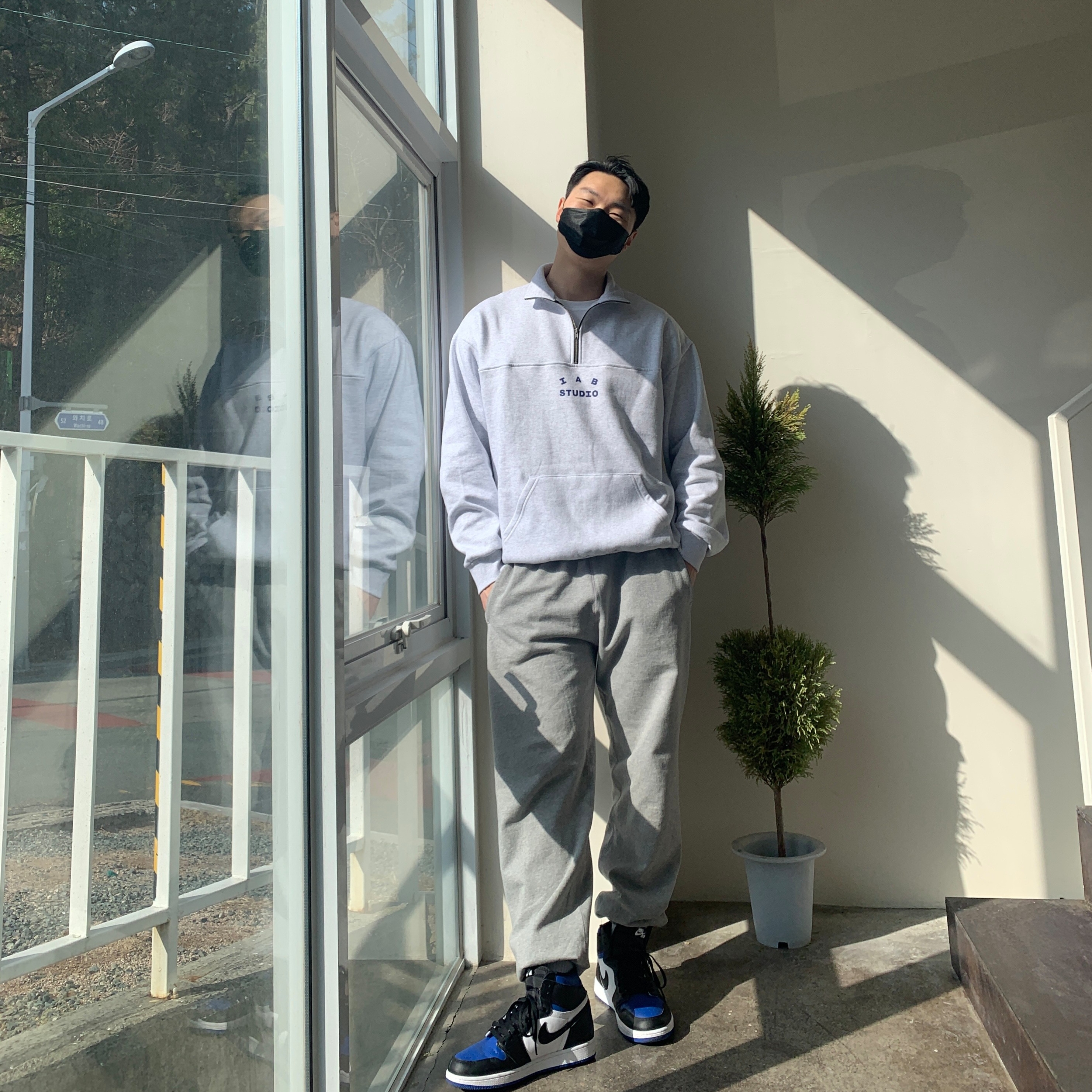 Jordan 1 Retro High OG Royal Toe, IAB Studio Half Zip Pullover Light Gray 착용 스타일