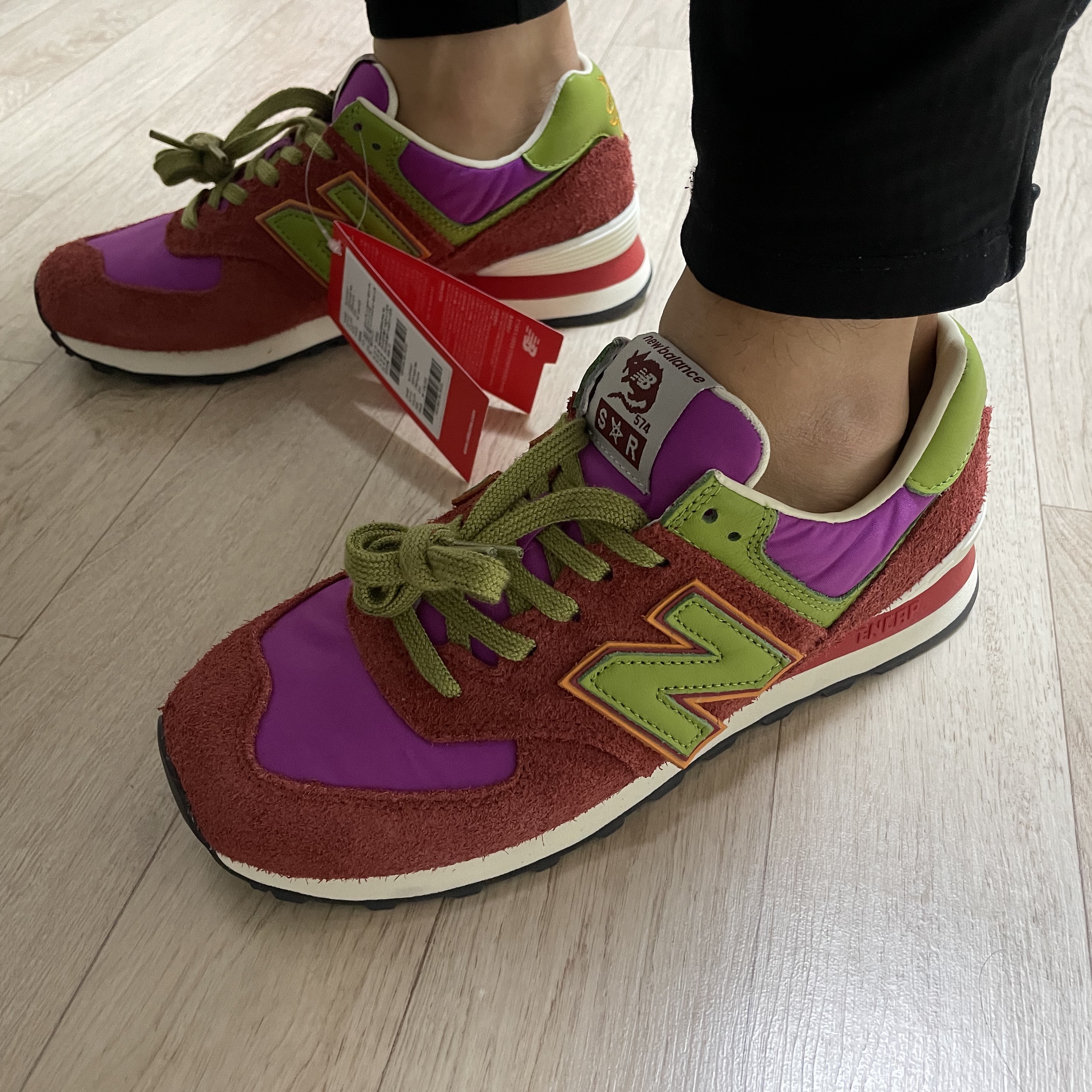 New Balance x Stray Rats 574 Red 착용 스타일 - 2