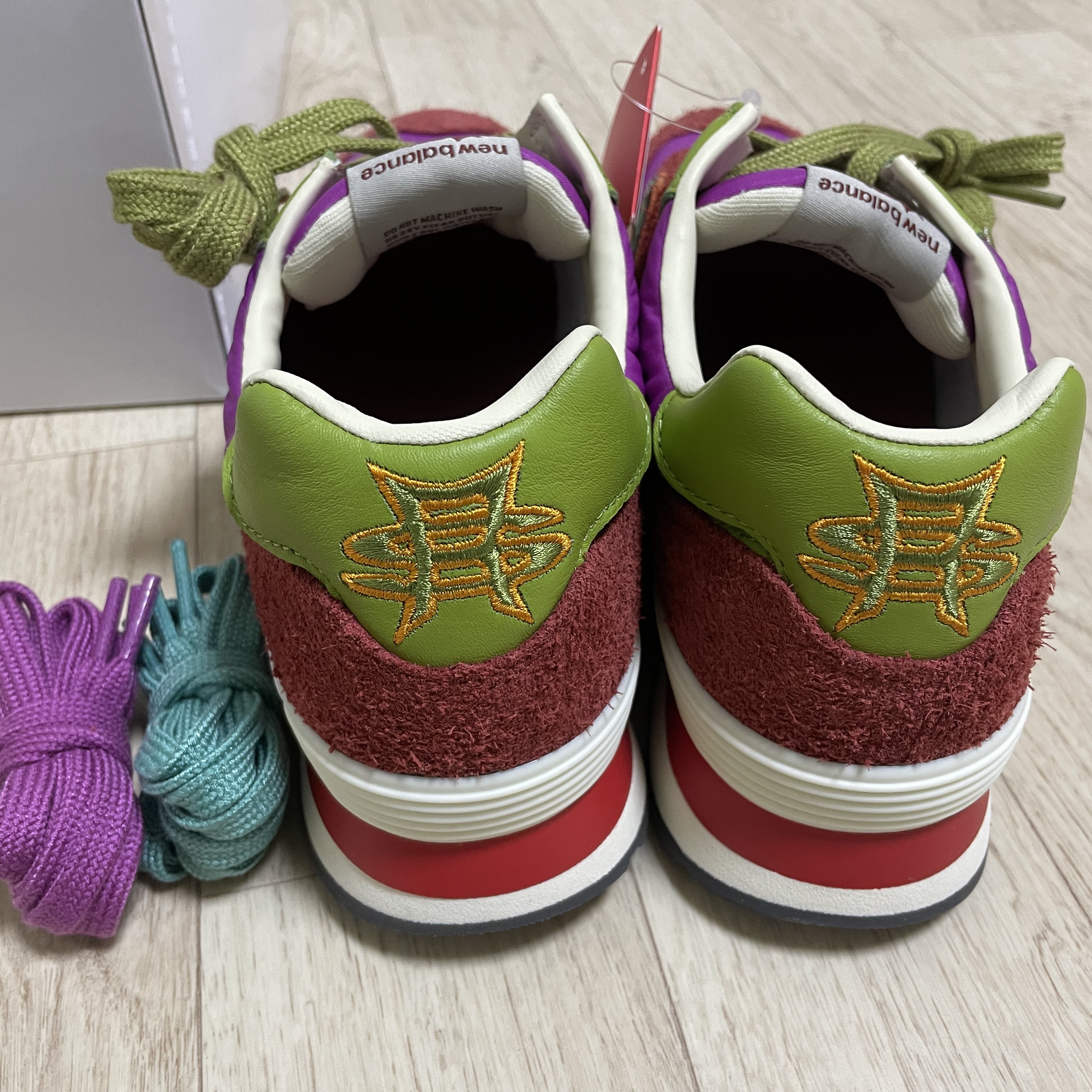 New Balance x Stray Rats 574 Red 착용 스타일 - 3