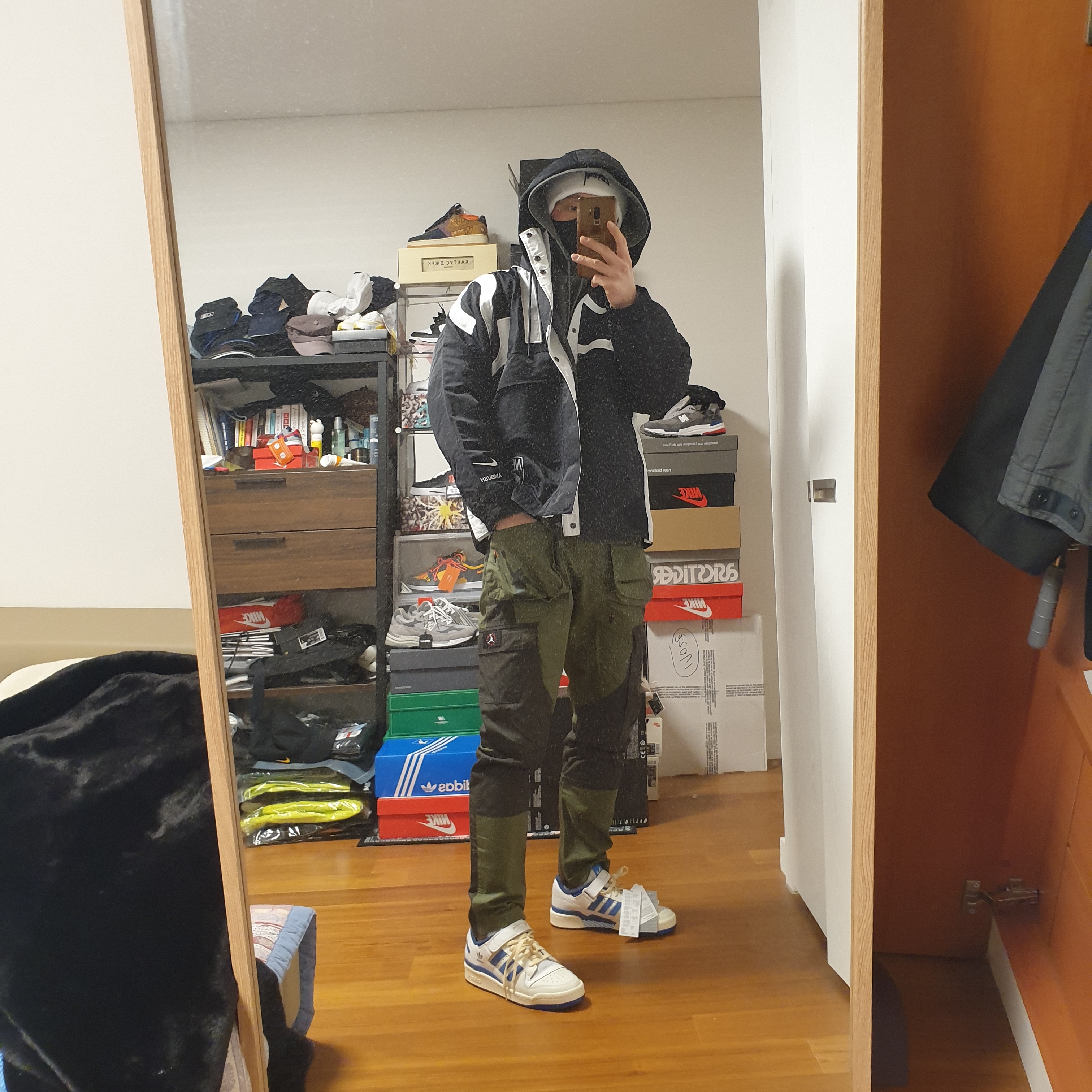 Jordan x Travis Scott Washed Suede Hoodie Grey, Jordan x Travis Scott Cargo Pants Olive 착용 스타일 - 1