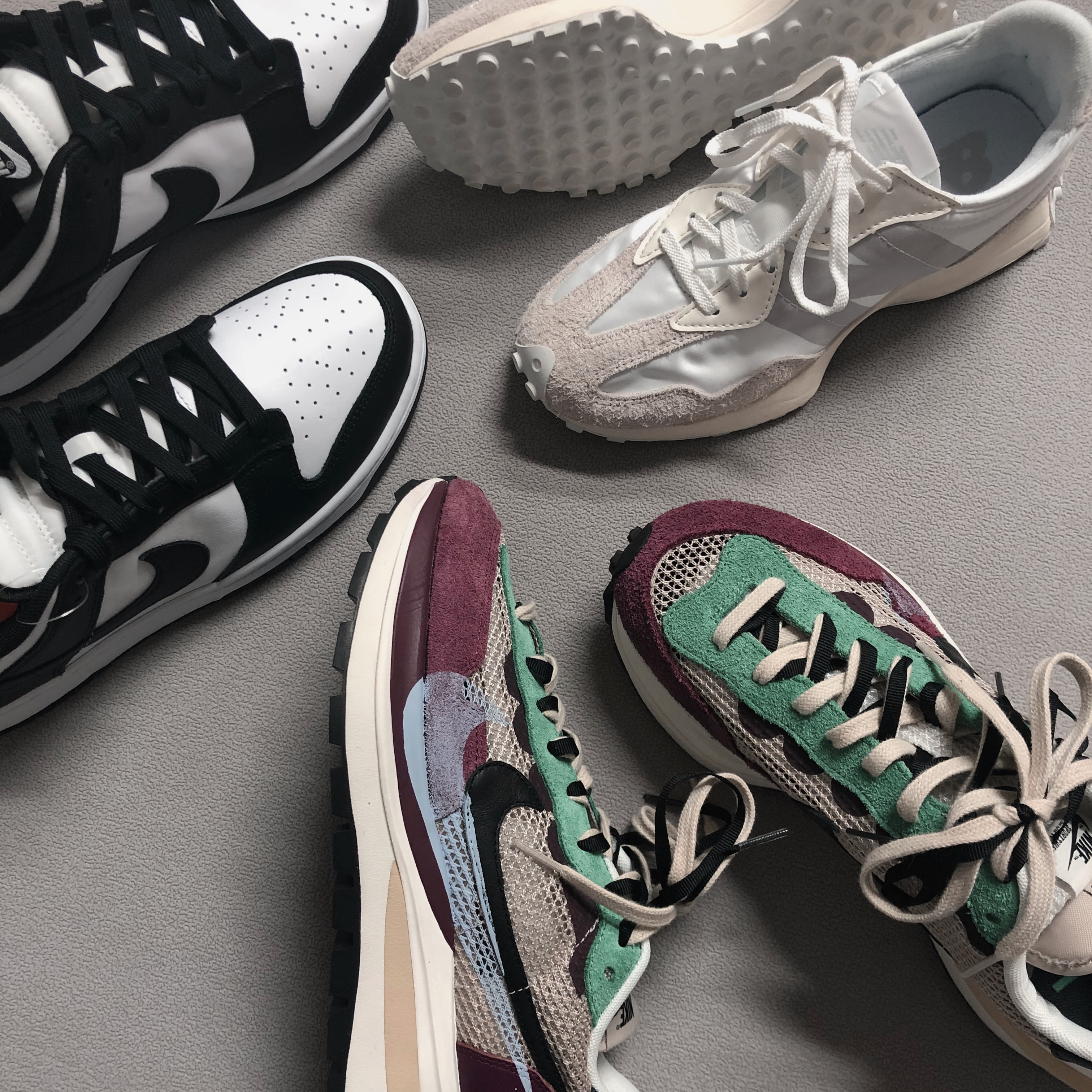 (W) New Balance 327 White Moonbeam, Nike x Sacai VaporWaffle String & Black Villain Red 착용 스타일