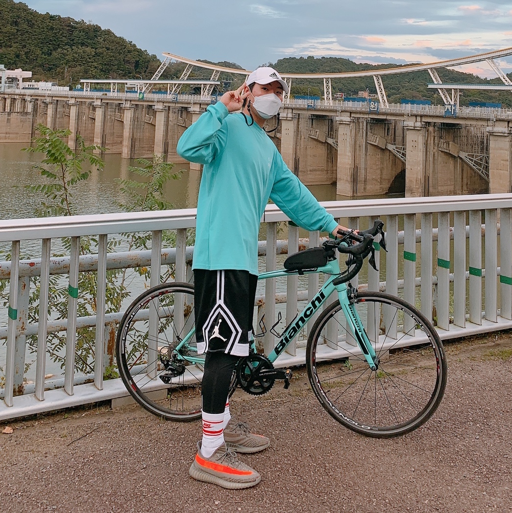 Adidas Yeezy Boost 350 V2 Beluga, IAB Studio Long Sleeve Light Gray 착용 스타일