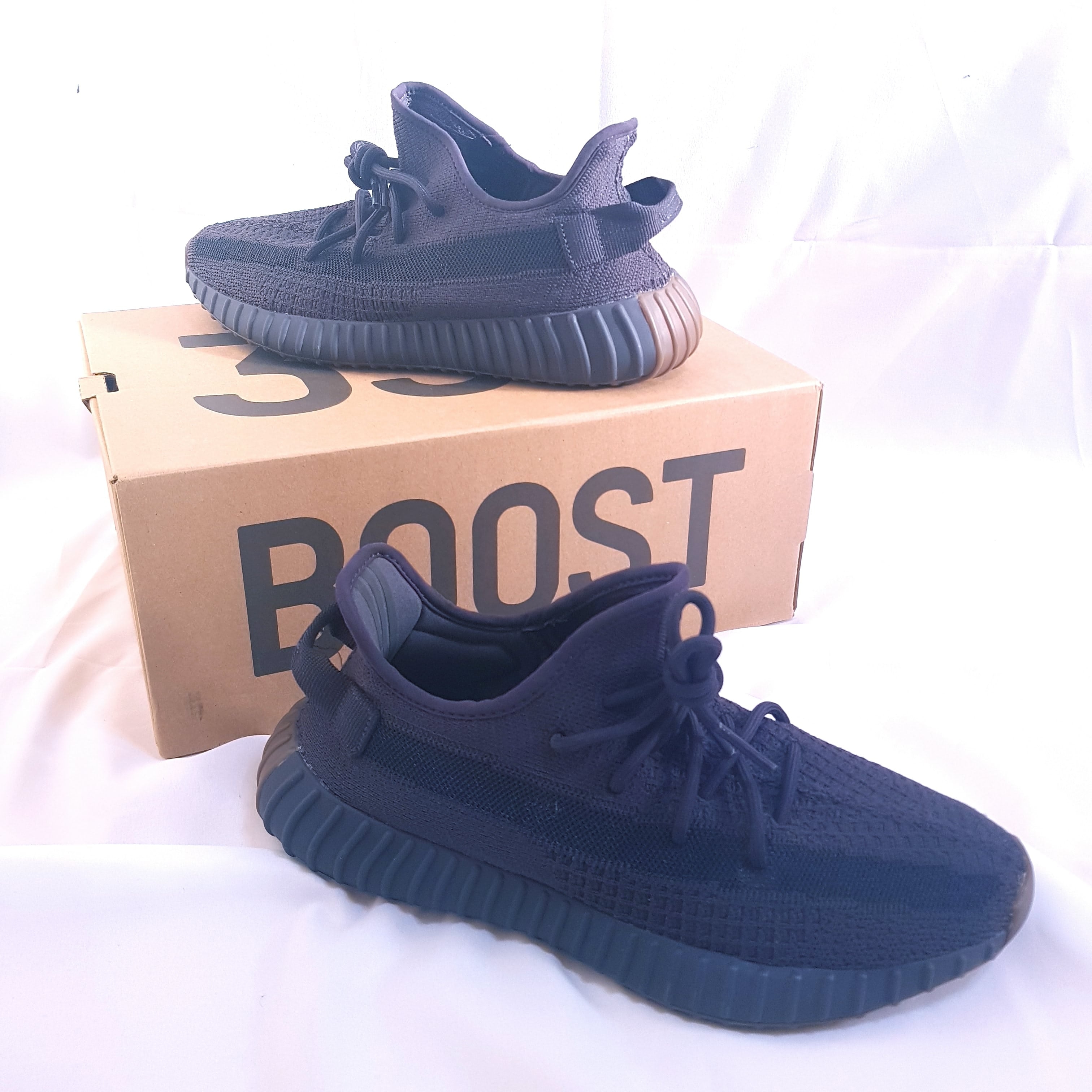 Adidas Yeezy Boost 350 V2 Cinder 착용 스타일