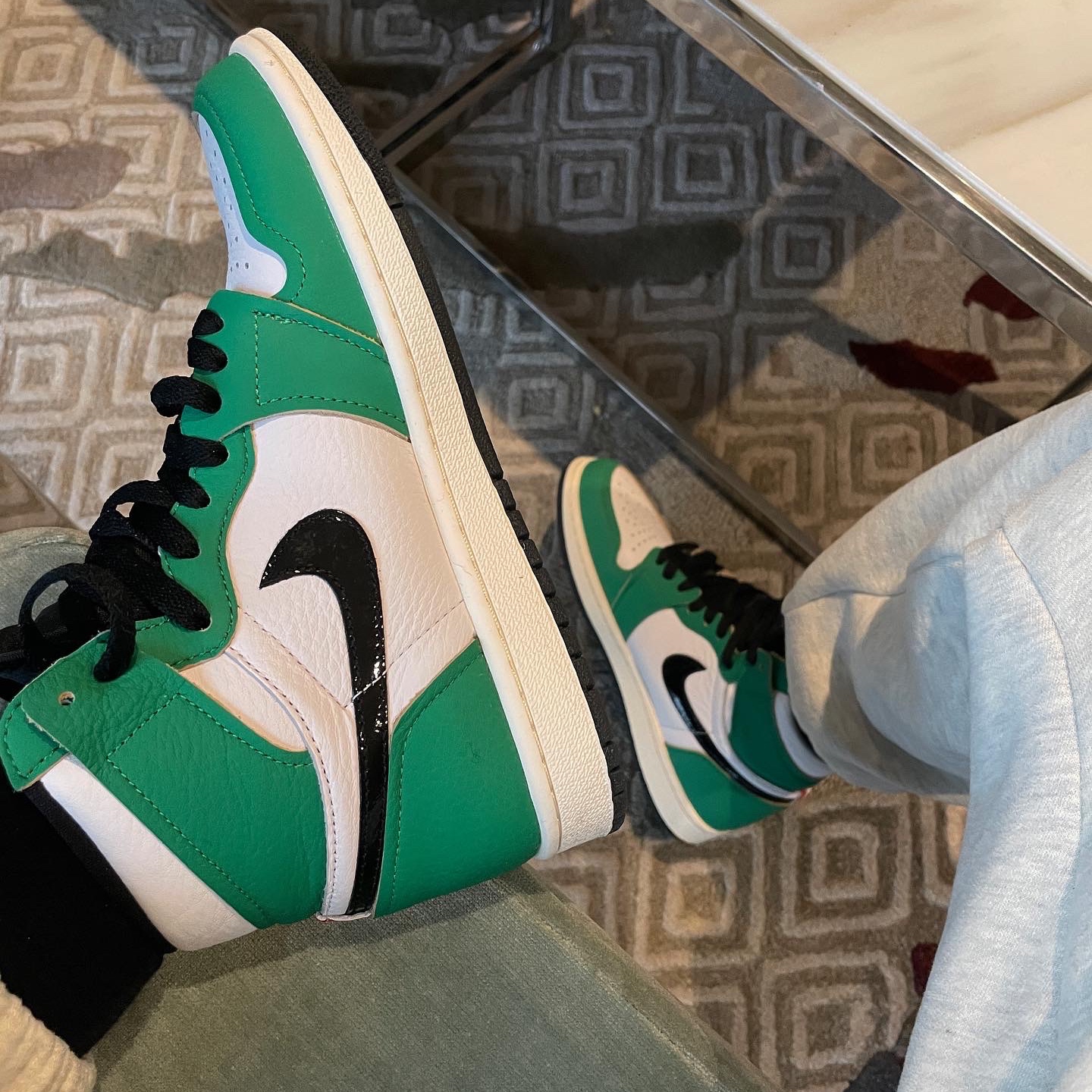 (W) Jordan 1 Retro High OG Lucky Green 착용 스타일 - 2