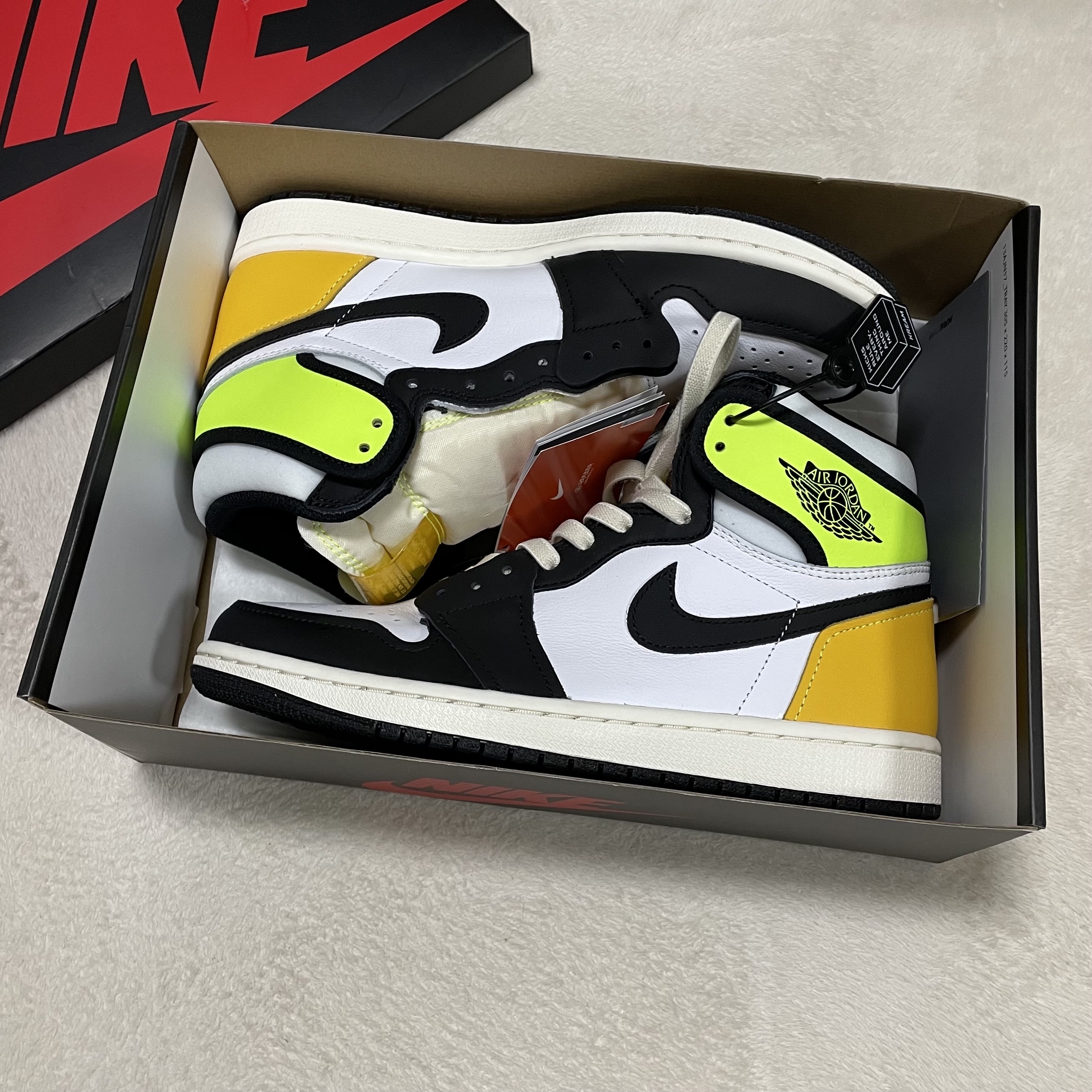Jordan 1 Retro High OG Volt Gold 착용 스타일 - 2