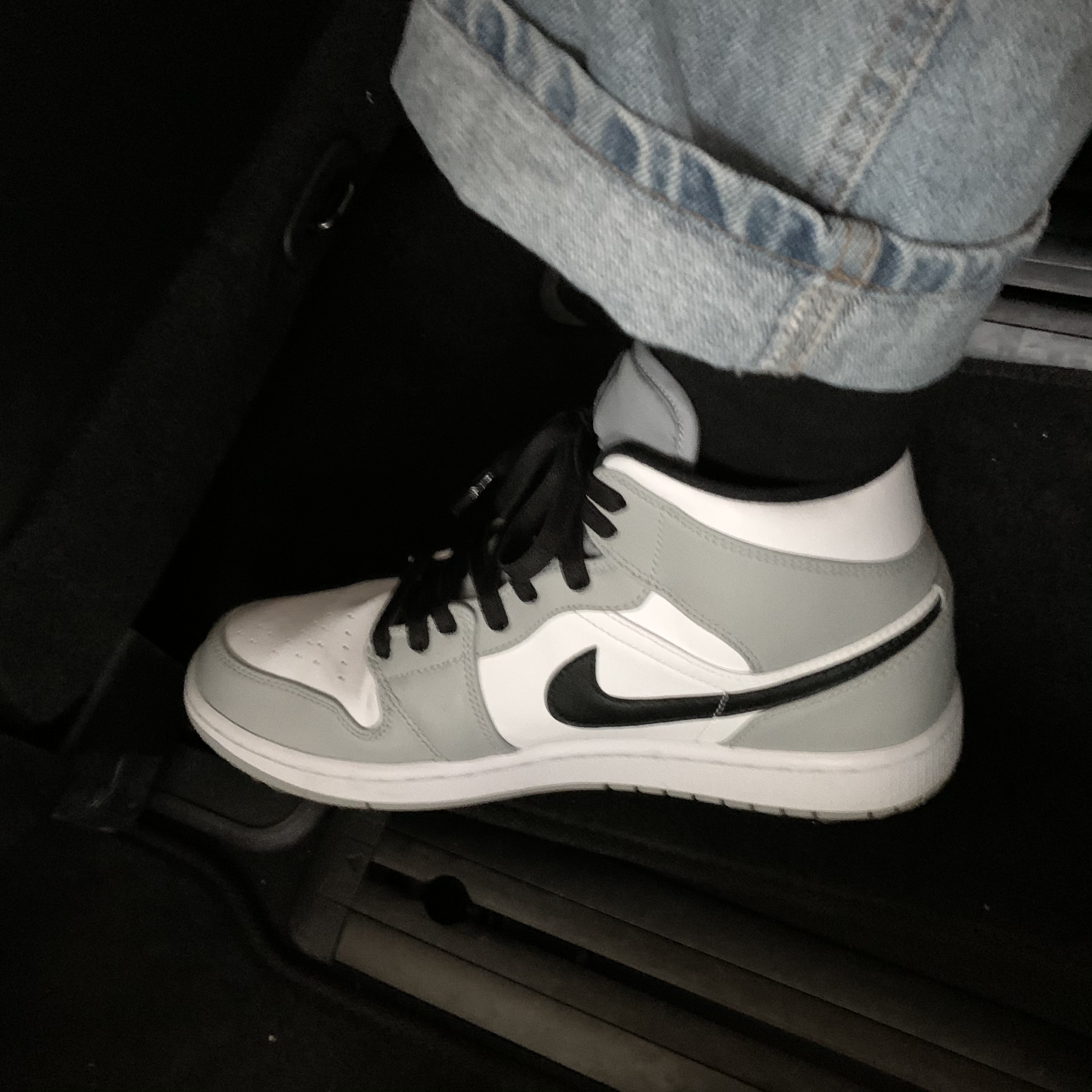 Jordan 1 Mid Light Smoke Grey 착용 스타일 - 4