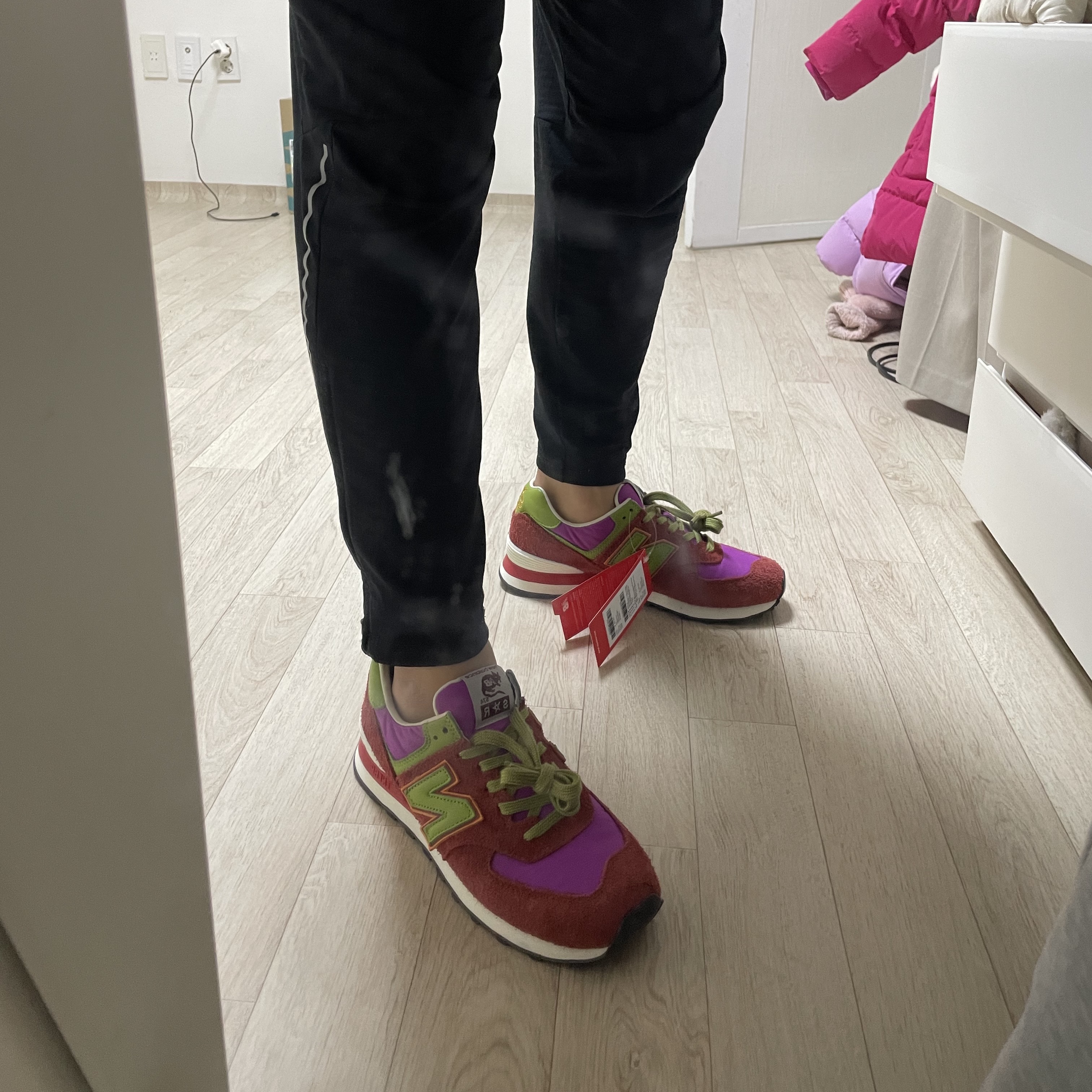 New Balance x Stray Rats 574 Red 착용 스타일 - 1