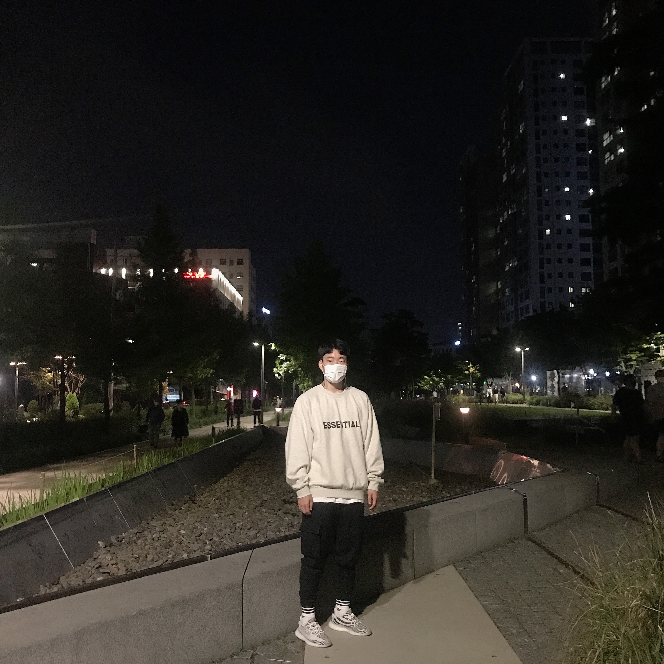 Essentials 3D Silicon Applique Crewneck Oatmeal/Oatmeal Heather/Light Heather Oatmeal 2020, Adidas Yeezy Boost 350 V2 Zebra 2017/2019/2020 착용 스타일